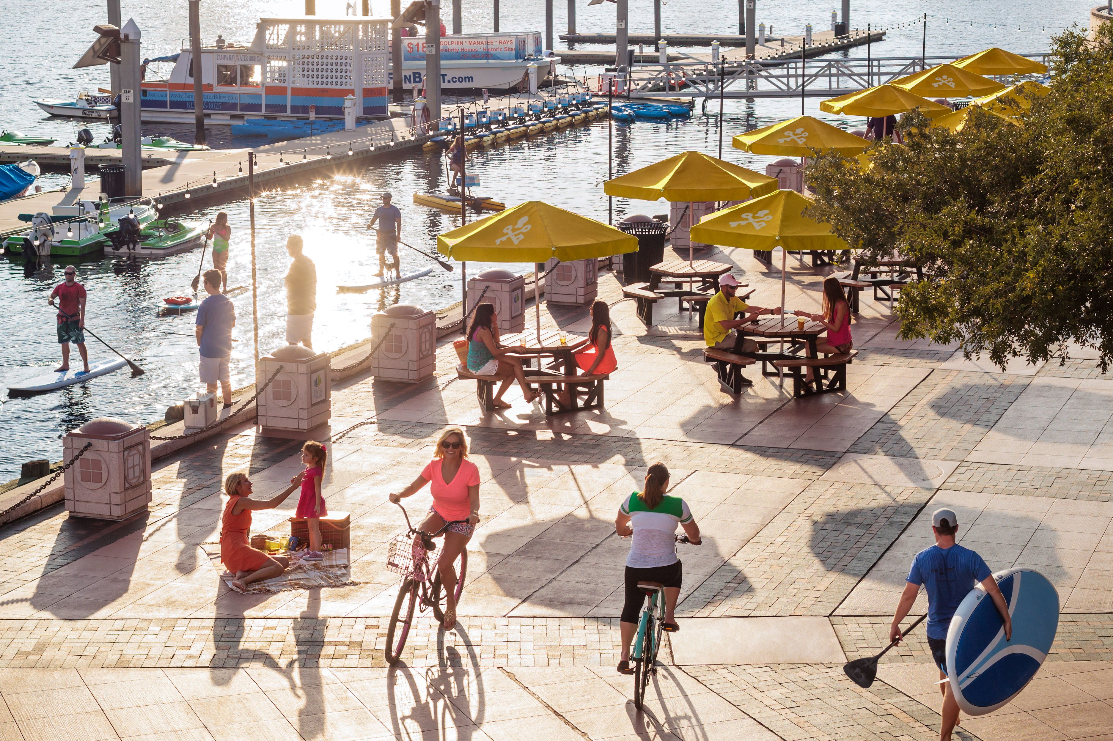 Buntes Treiben am Riverwalk in Tampa, Florida