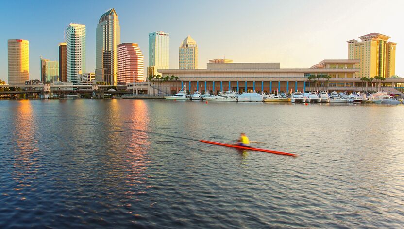 Wunderschöne Skyline Tampas in Florida an einem sonnigen Tag Wunderschöne Skyline Tampas in Florida an einem sonnigen Tag