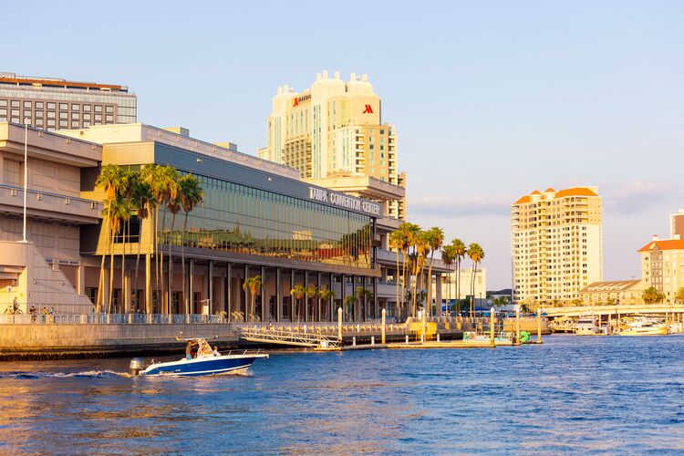 Am Ufer vom Tampa Convention Center