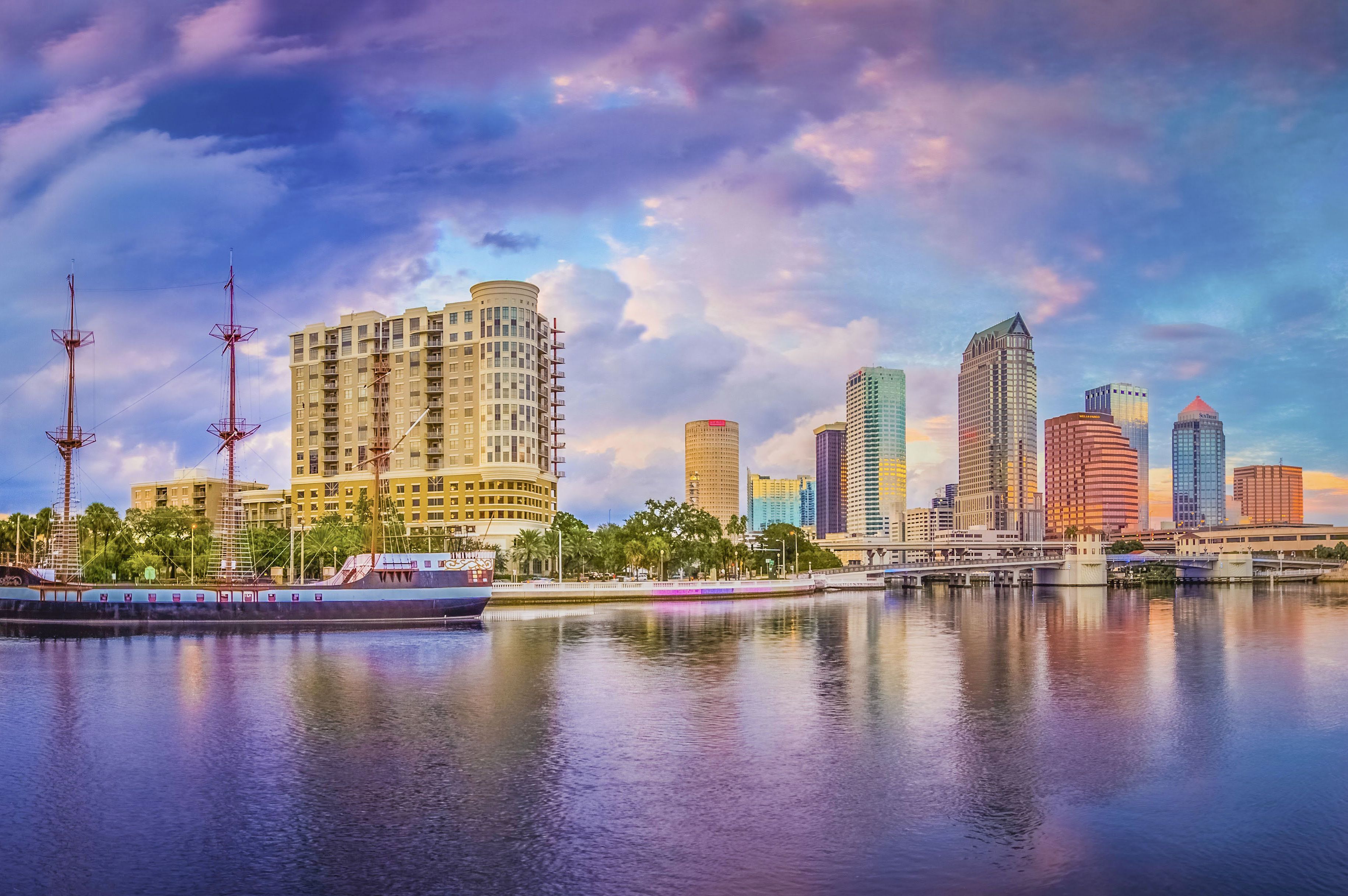Die Skyline von Tampa aus Sicht der Tampa Bay in Florida