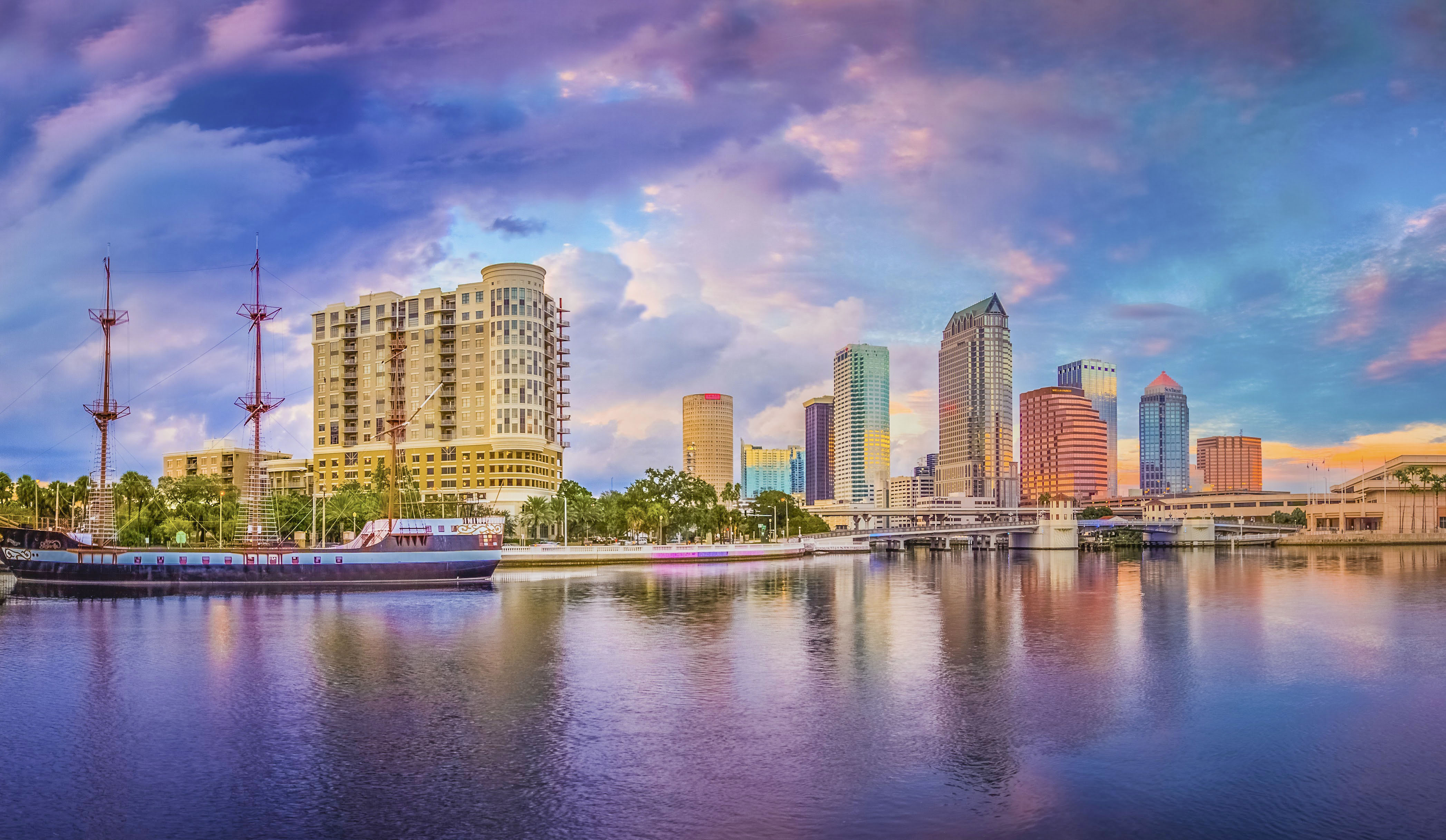 Die Skyline von Tampa aus Sicht der Tampa Bay in Florida
