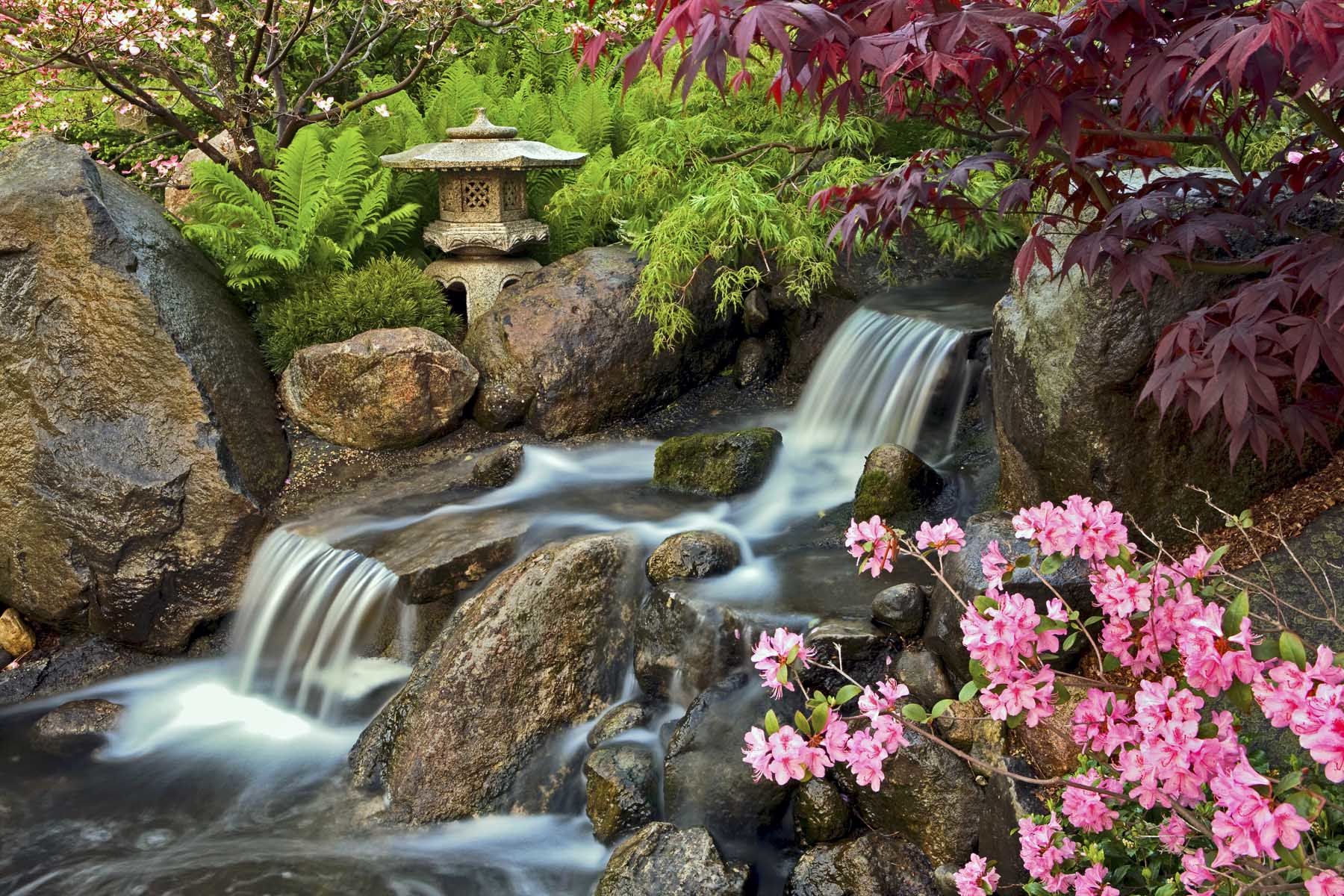 Ein Wasserfall im Anderson Japanese Garten in Rockford