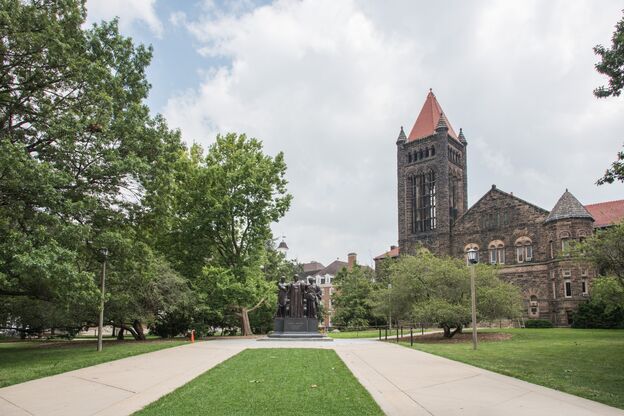 Altgeld Hall und Alma Mater Statue