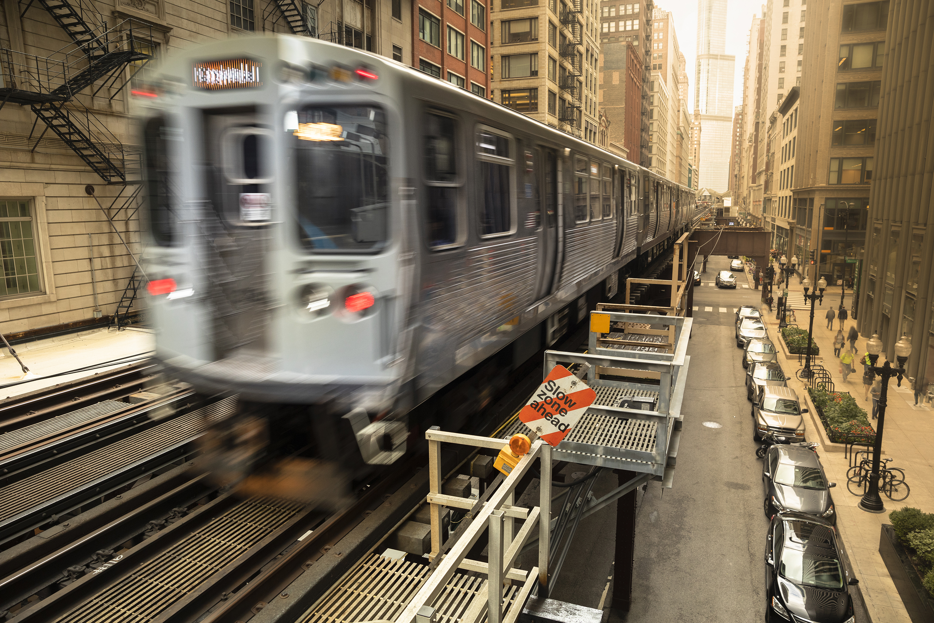 Die Bahn auf ihrem Weg durch die Innenstadt von Chicago, Illinois