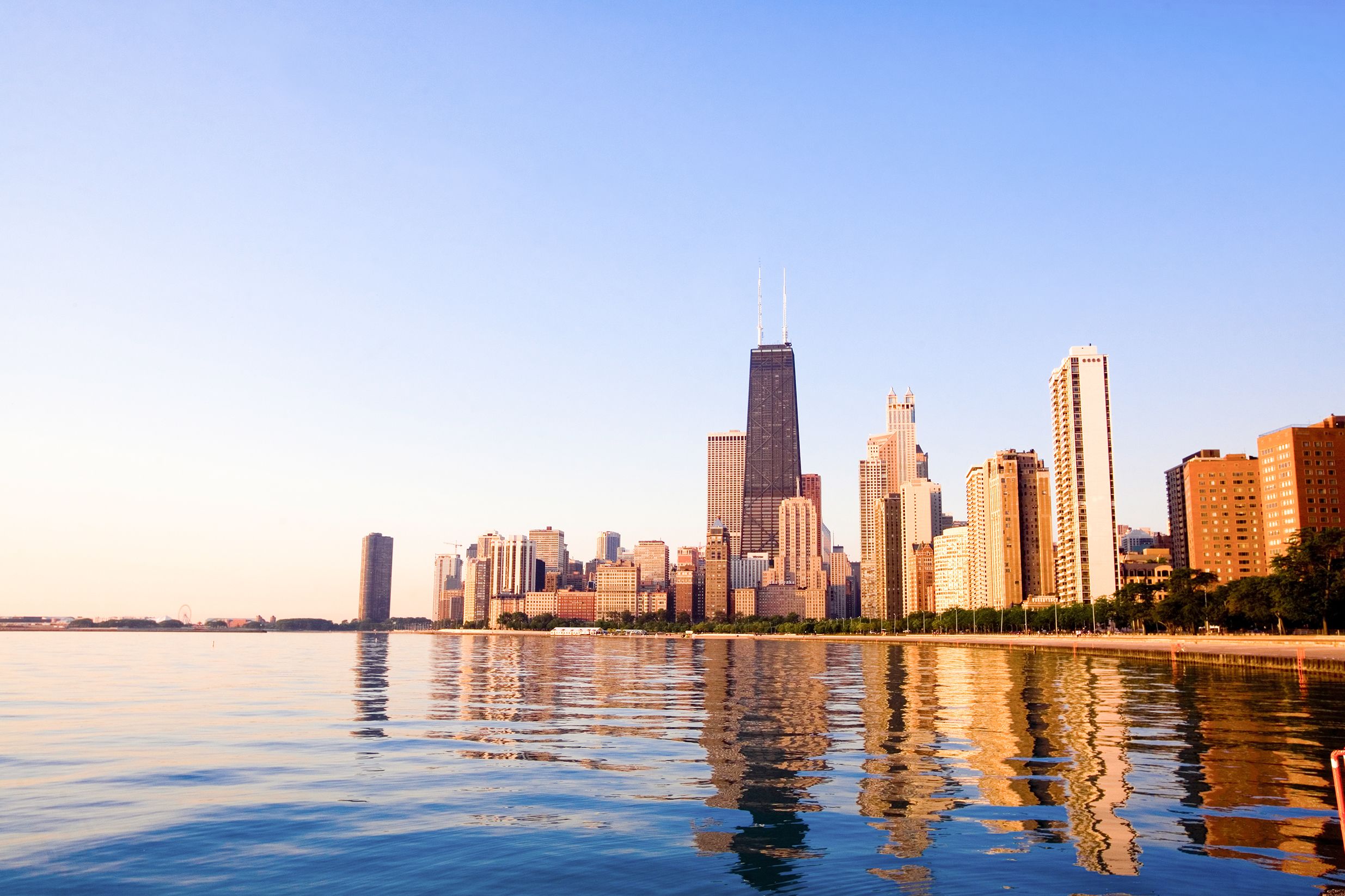 Blick vom Strand auf die Skyline von Chicago bei Sonnenaufgang