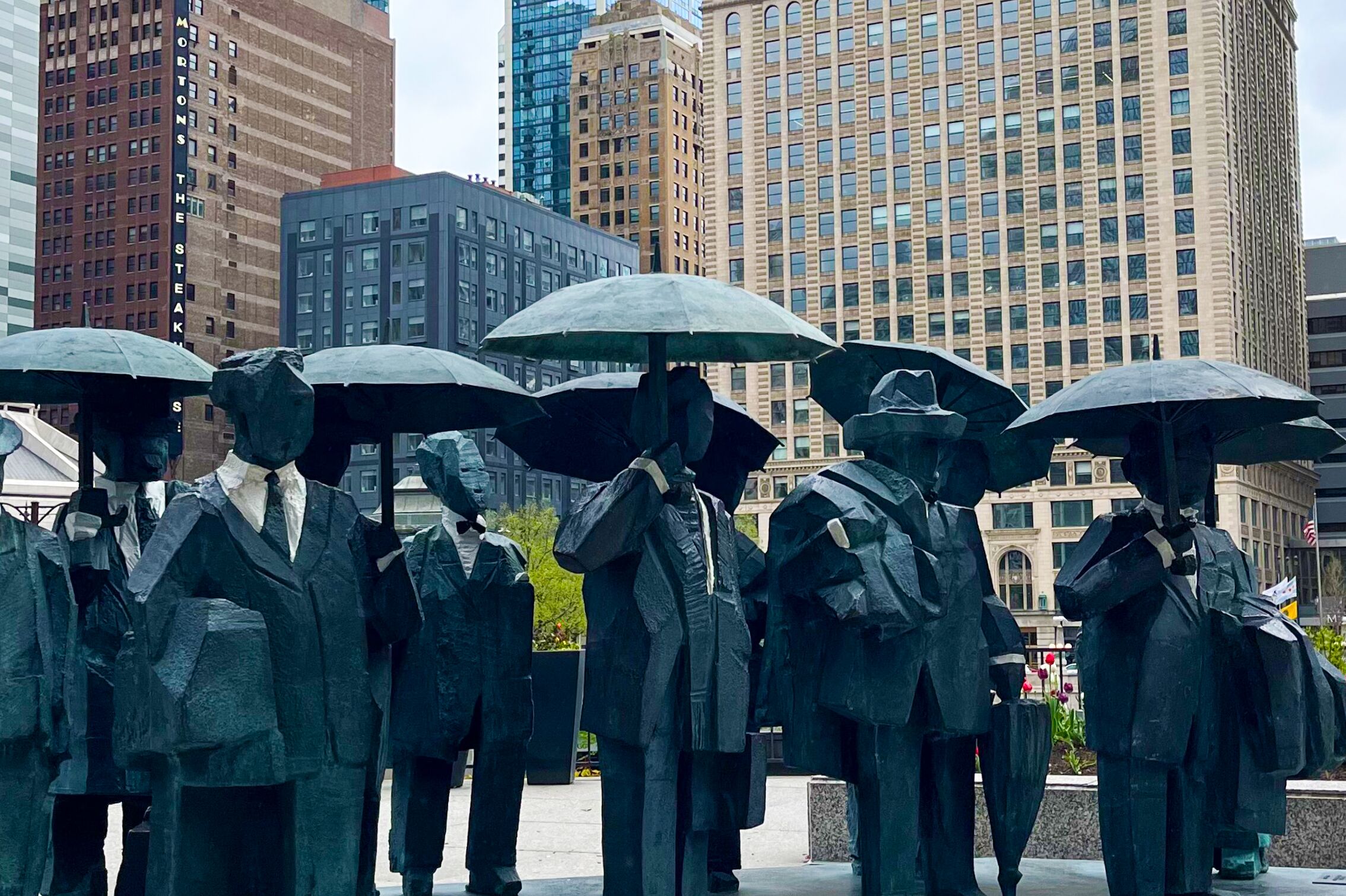 Blick auf die Gentlemen Skulptur