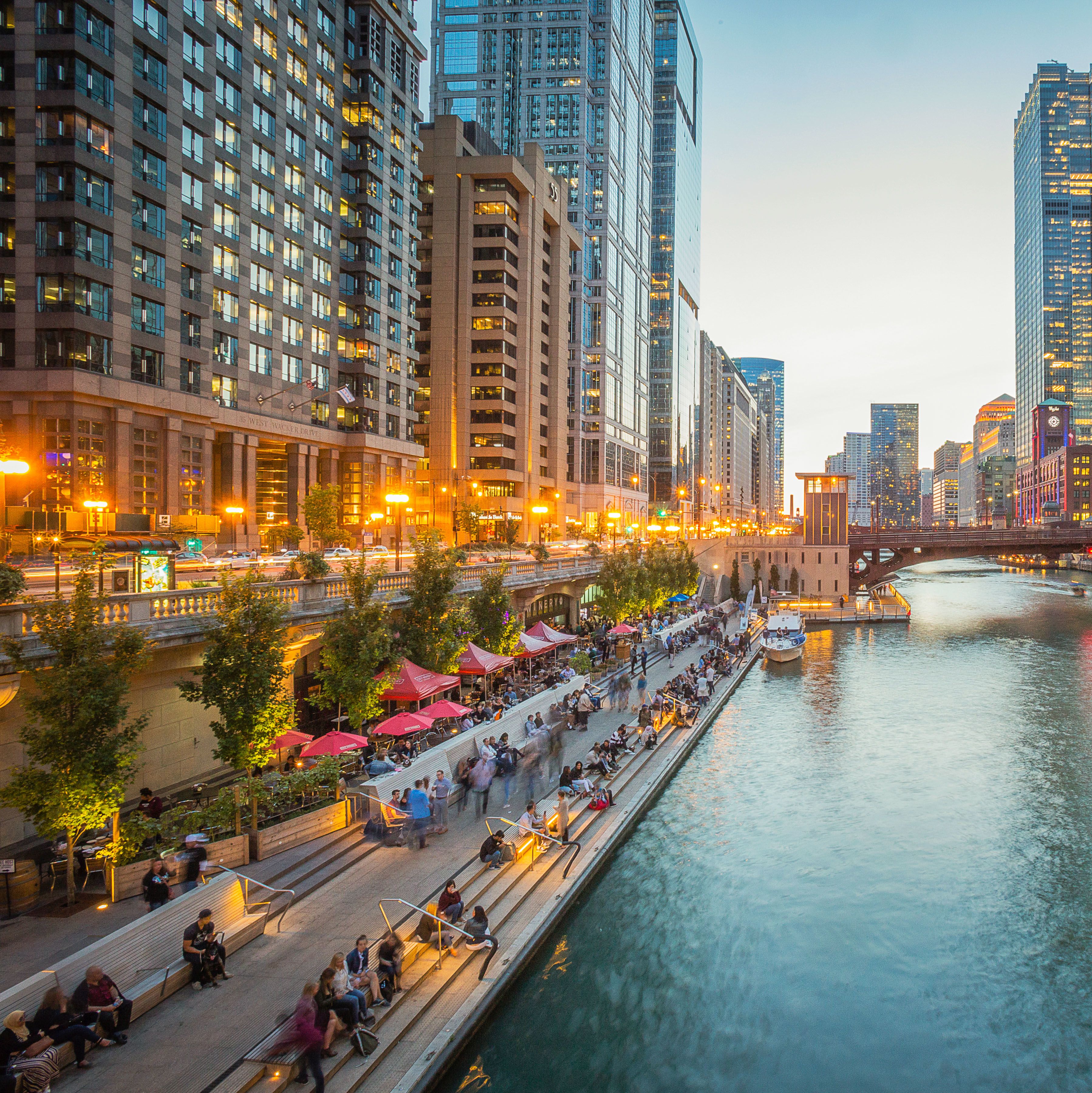 Den Chicago Riverwalk am Marina Plaza in Chicago, Illinois entlang gehen