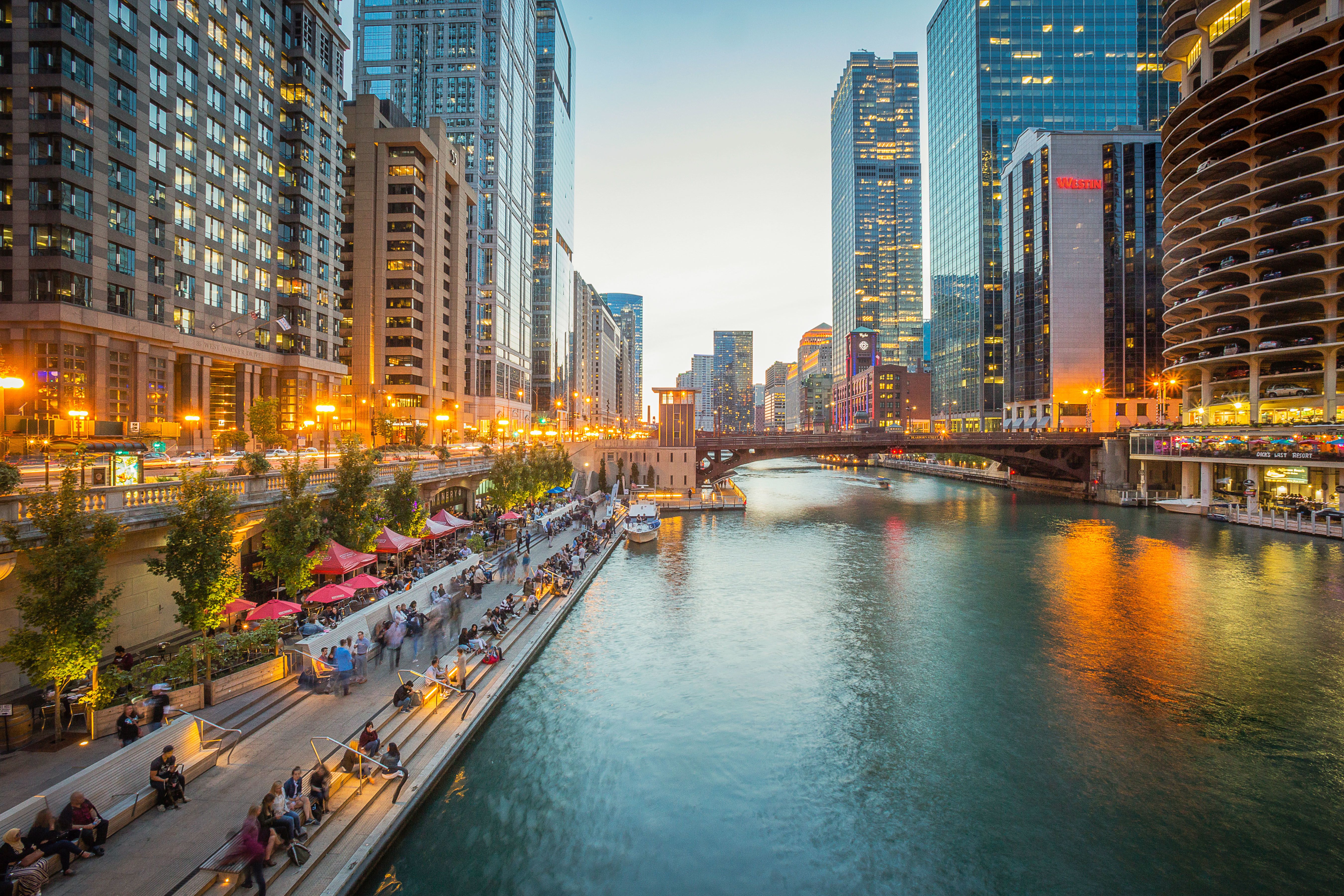 Den Chicago Riverwalk am Marina Plaza in Chicago, Illinois entlang gehen