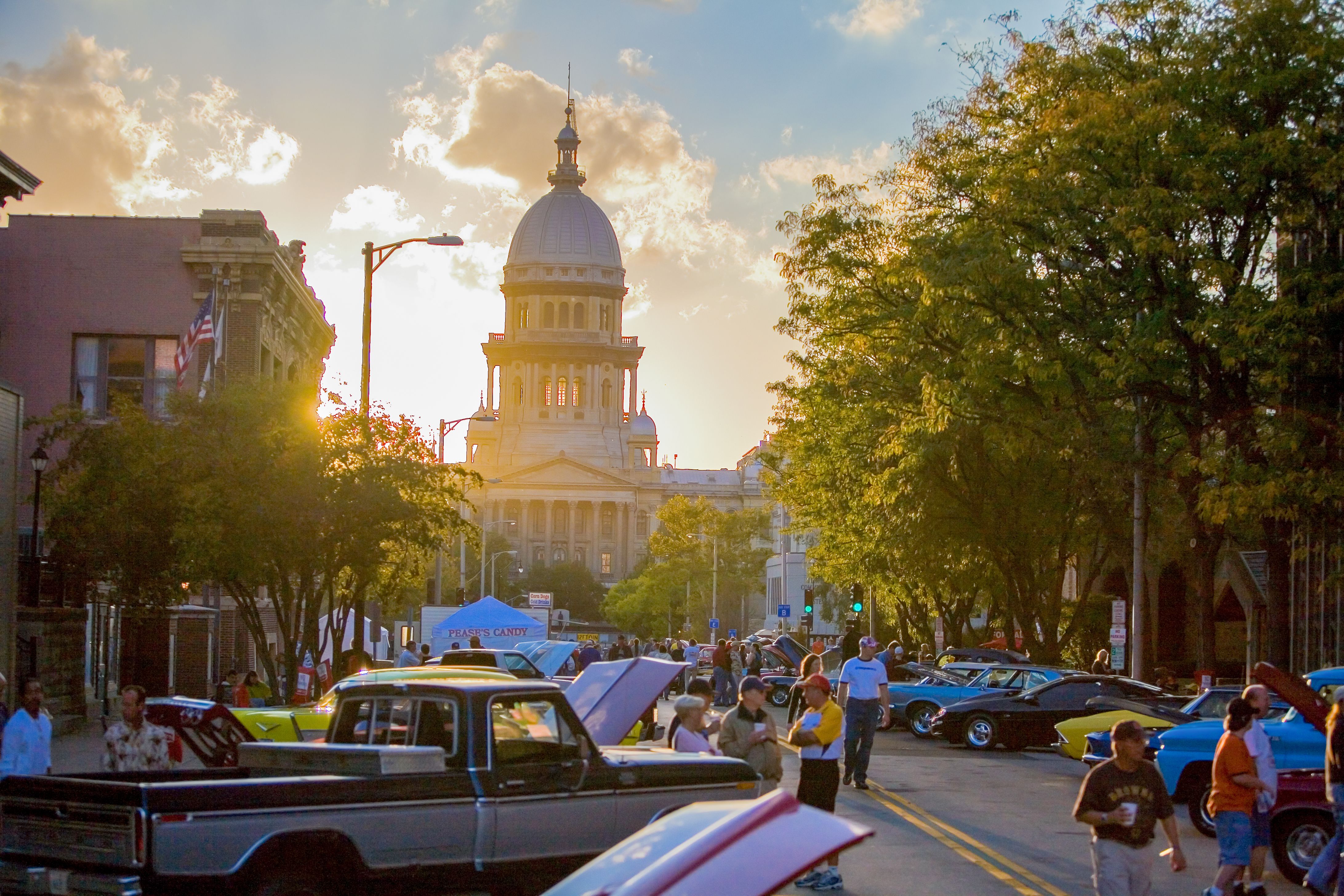 Eine Car Show vor dem Illinois State Capitol in Springfield
