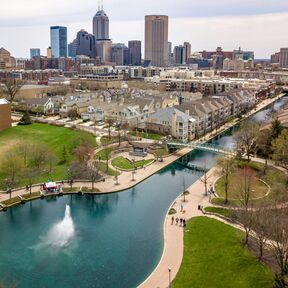 Aufnahme aus der Luft über den Kanal und der Sykline von Indianapolis