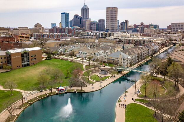 Aufnahme aus der Luft über den Kanal und der Sykline von Indianapolis Aufnahme aus der Luft über den Kanal und der Sykline von Indianapolis