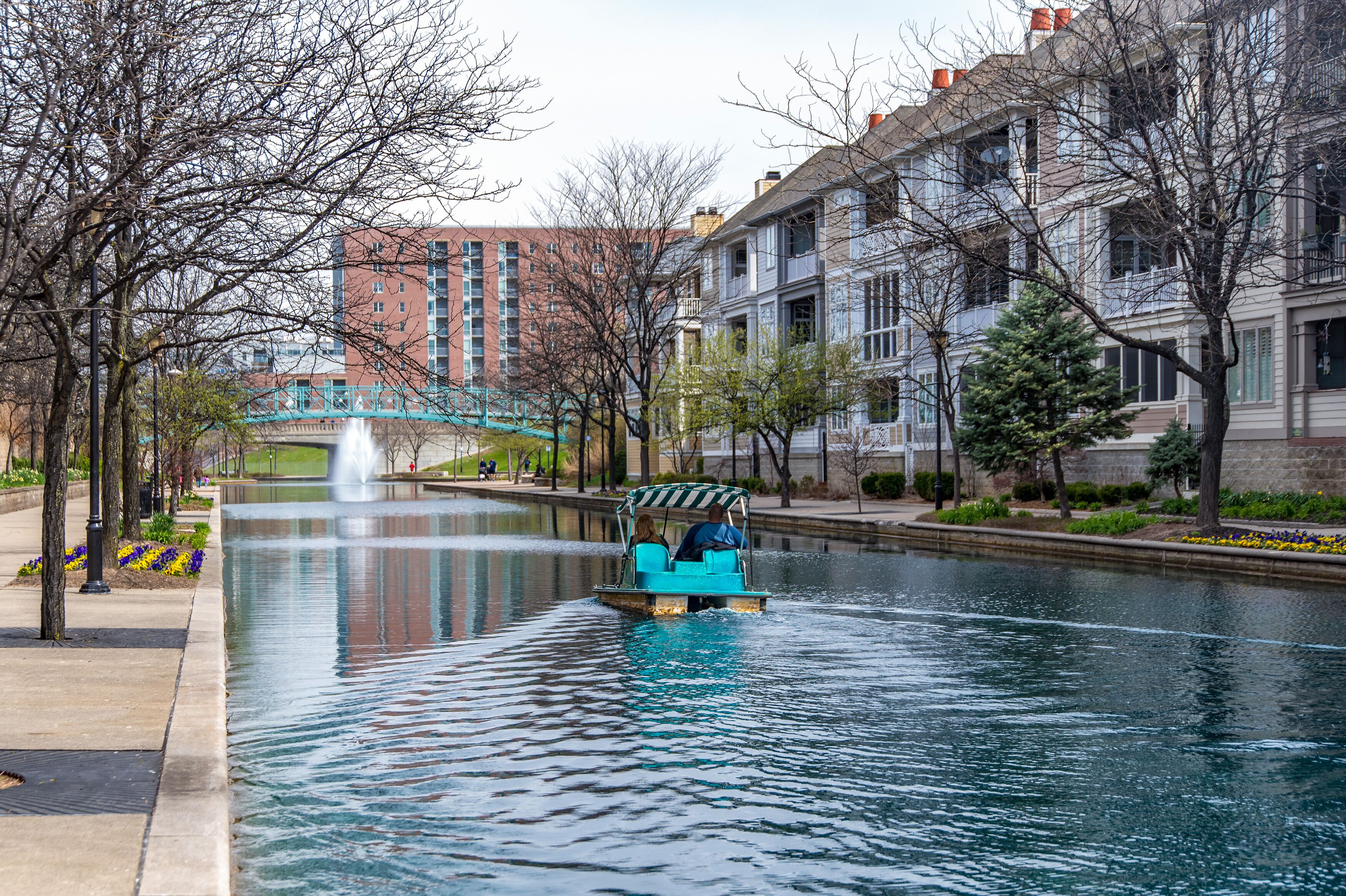 Tretboot auf dem Kanal von Indianapolis fahren