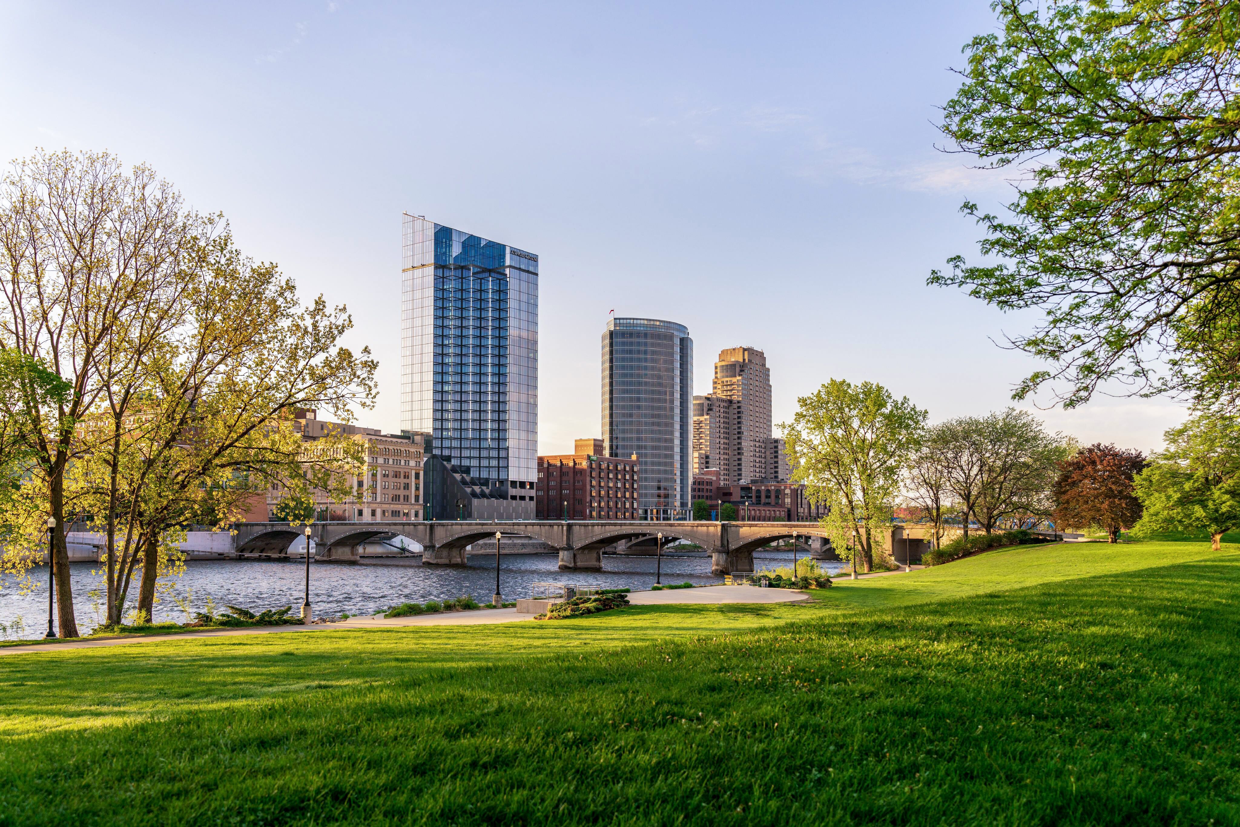 Blick auf einen Park und die Skylie von Grand Rapids in Michigan