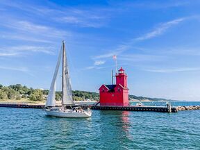 Boot und Hütte in Holland in Michigan auf dem Wasser