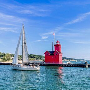 Boot und Hütte in Holland in Michigan auf dem Wasser