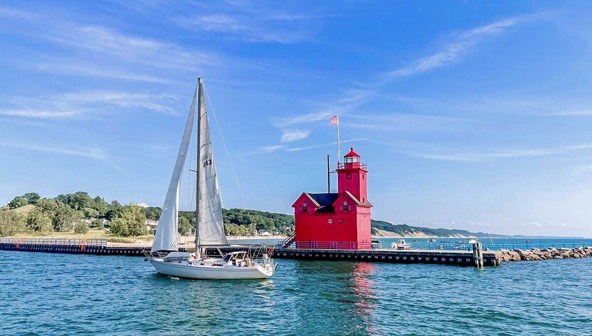 Boot und Hütte in Holland in Michigan auf dem Wasser