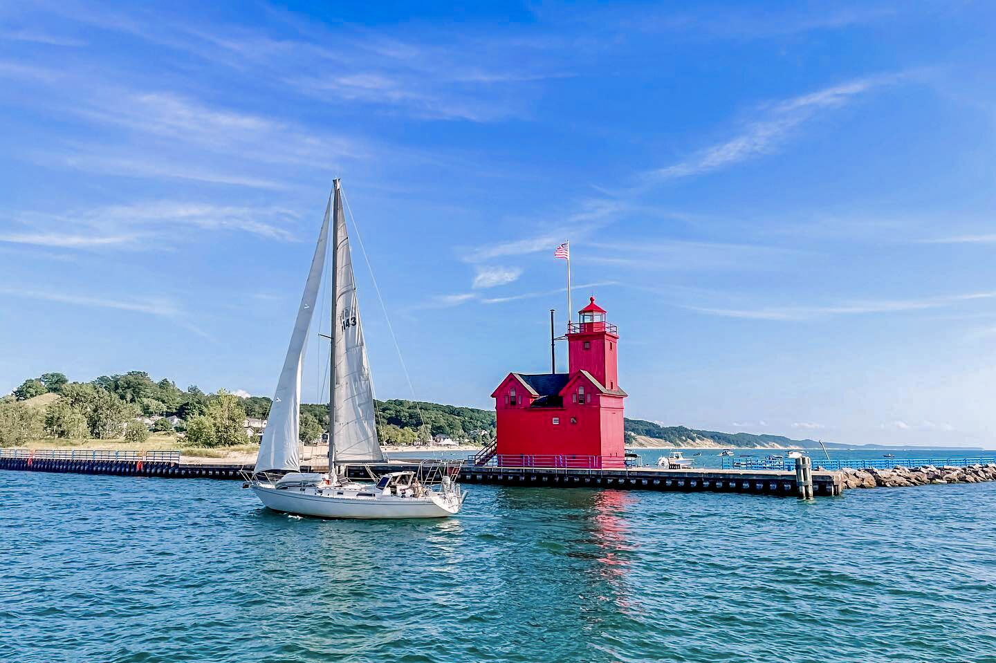 Boot und Hütte in Holland in Michigan auf dem Wasser