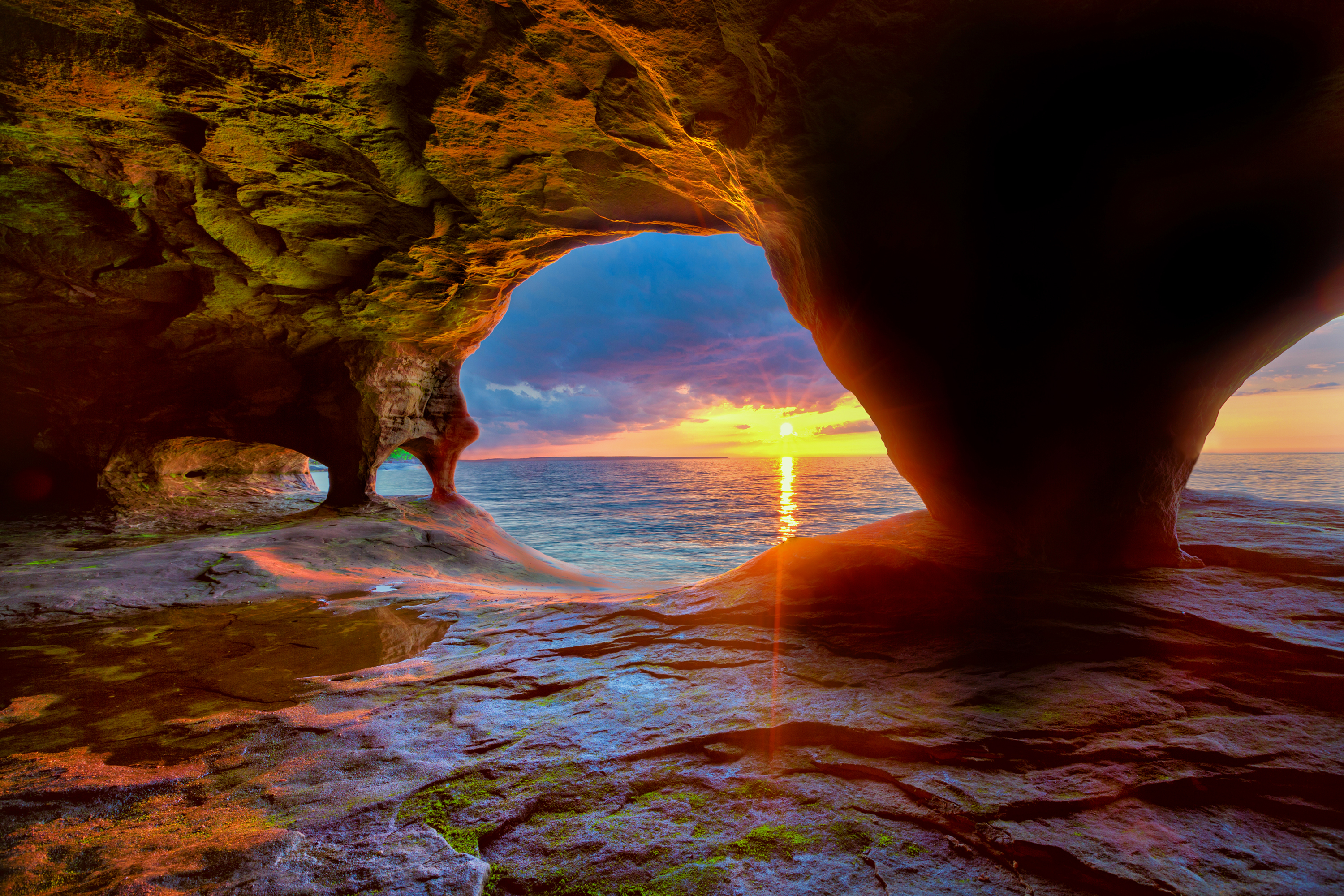 Das Wasser hat Höhlen geformt am Lake Superior im Pictured Rocks National Lakeshore in Michigan