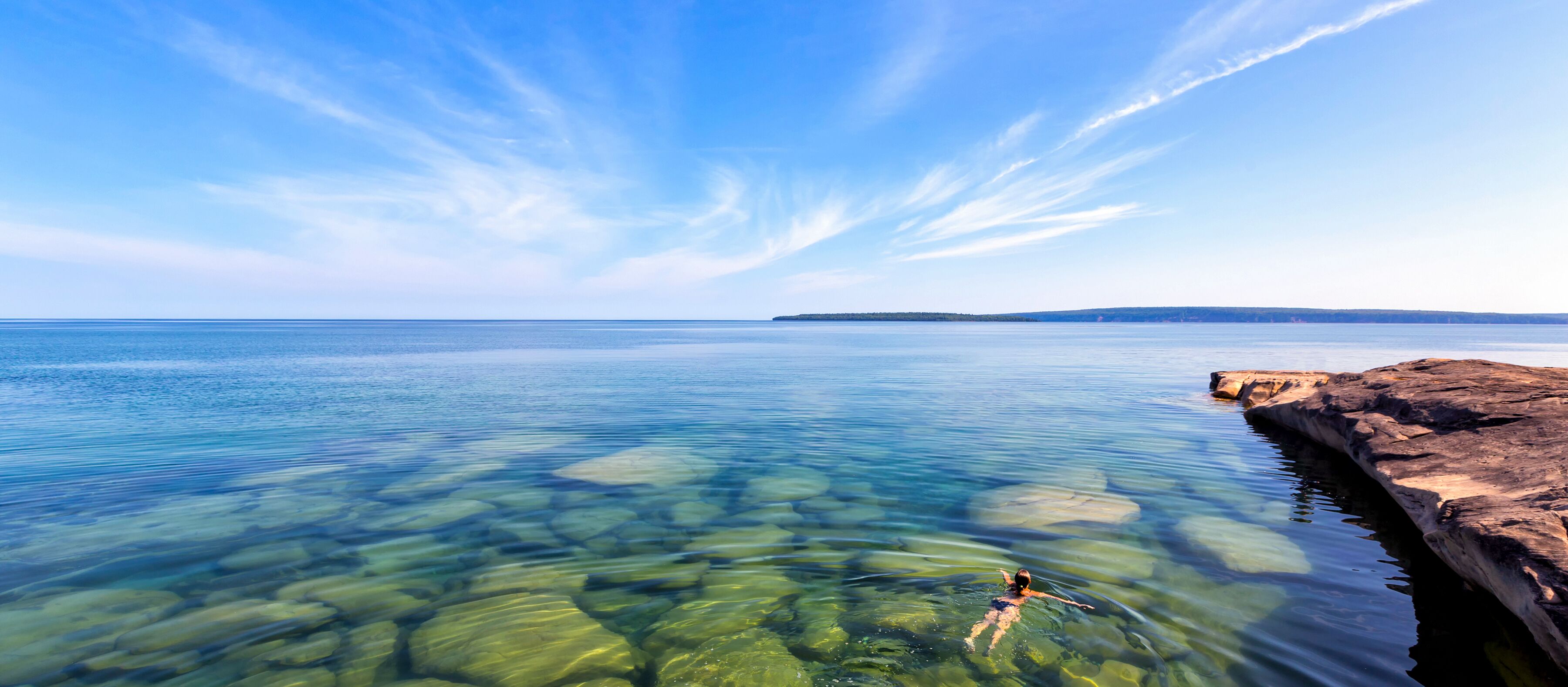 Ein erfrischendes Bad im Lake Superior in Michigan