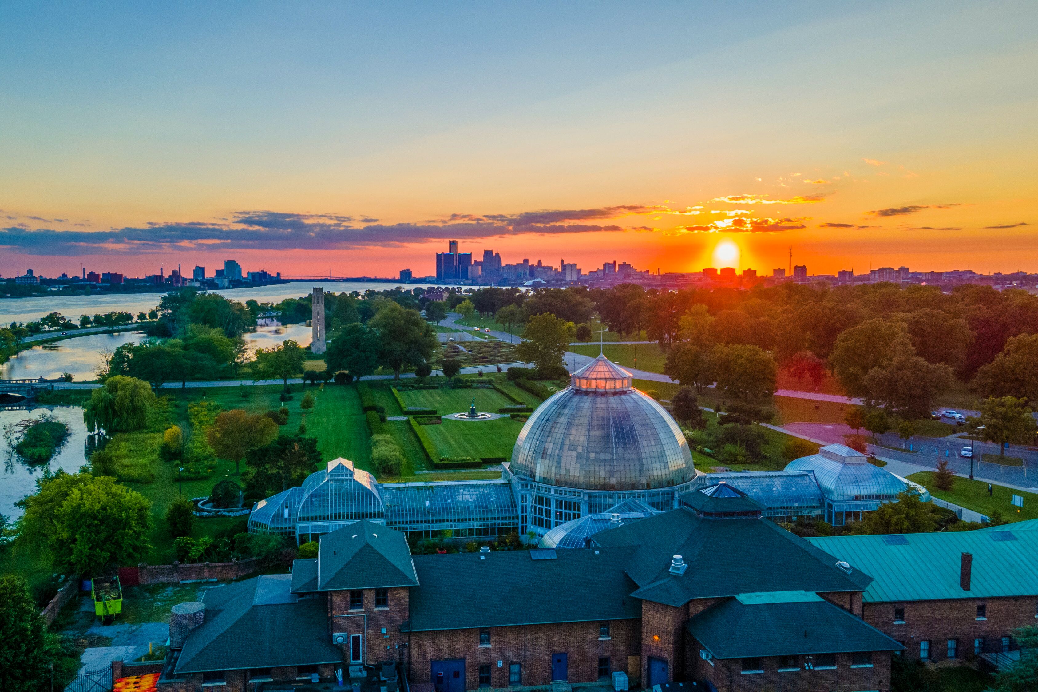 Ein Blick auf die Belle Isle in Detroit vor der Skyline der Stadt