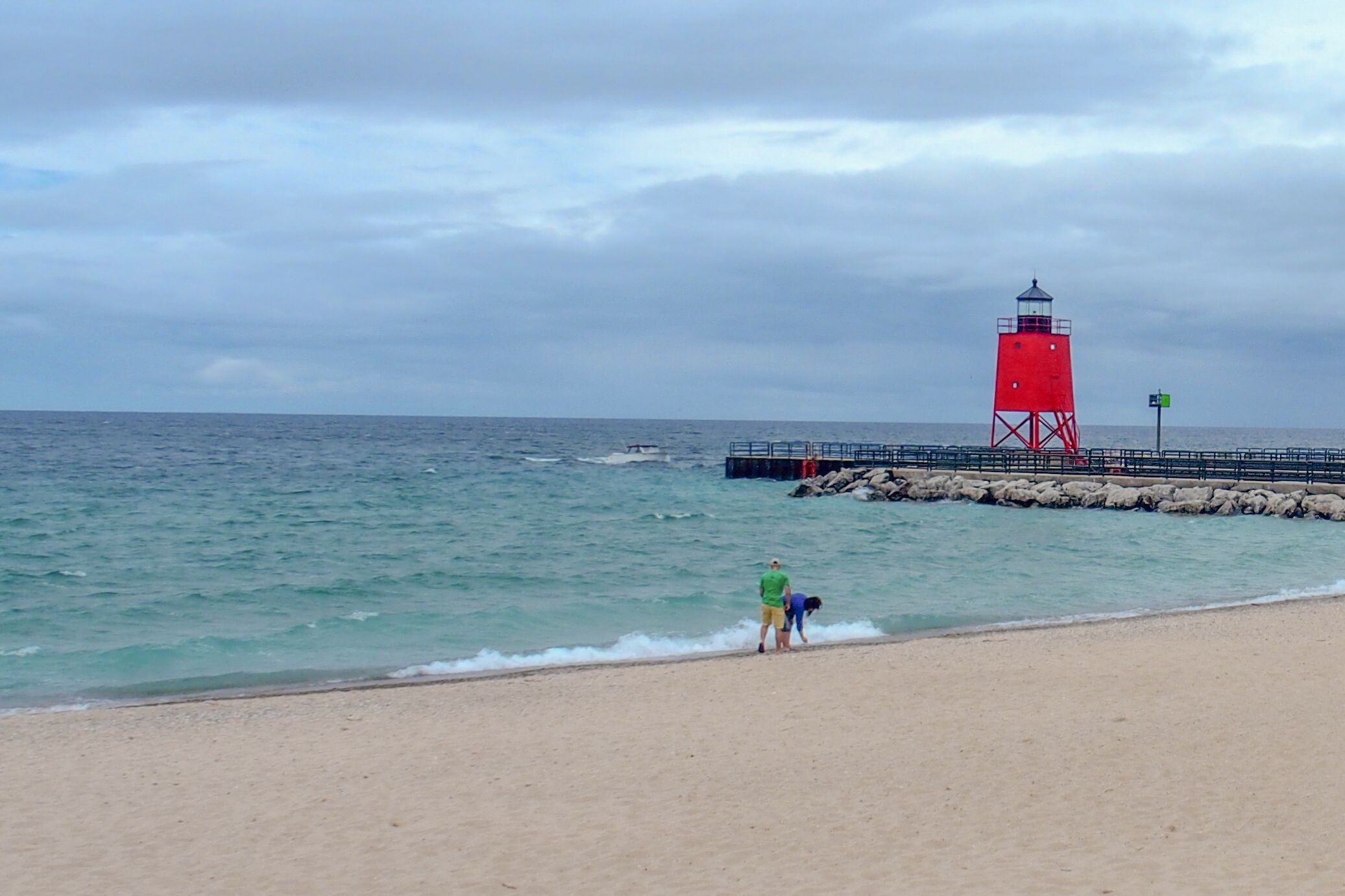 Spaziergang am Strand mit Blick auf den Leuchtturm von Charlevoix des US-Bundesstaats Michigan