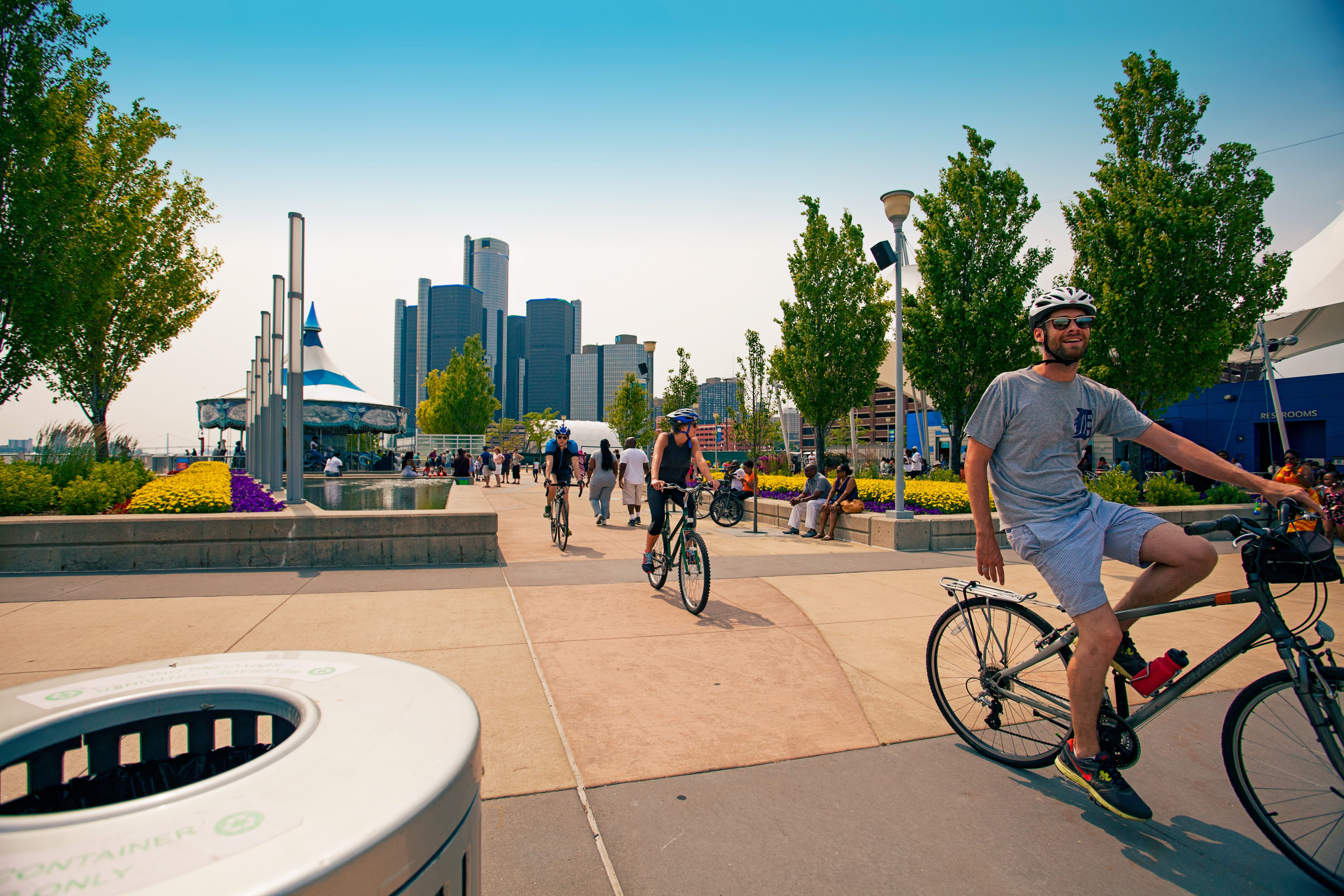 Fahrradtouren über den Bike Rivard Plaza in Detroit unternehmen