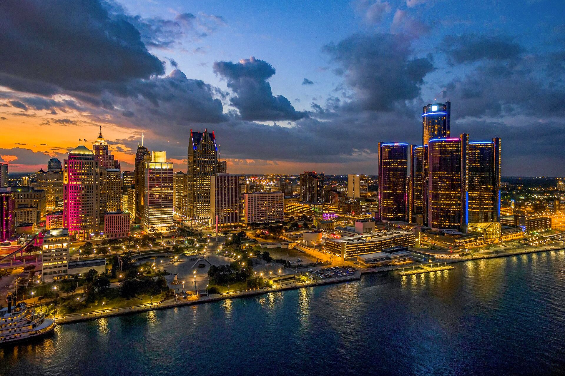 Die leuchtende Skyline von Detroit bei Nacht