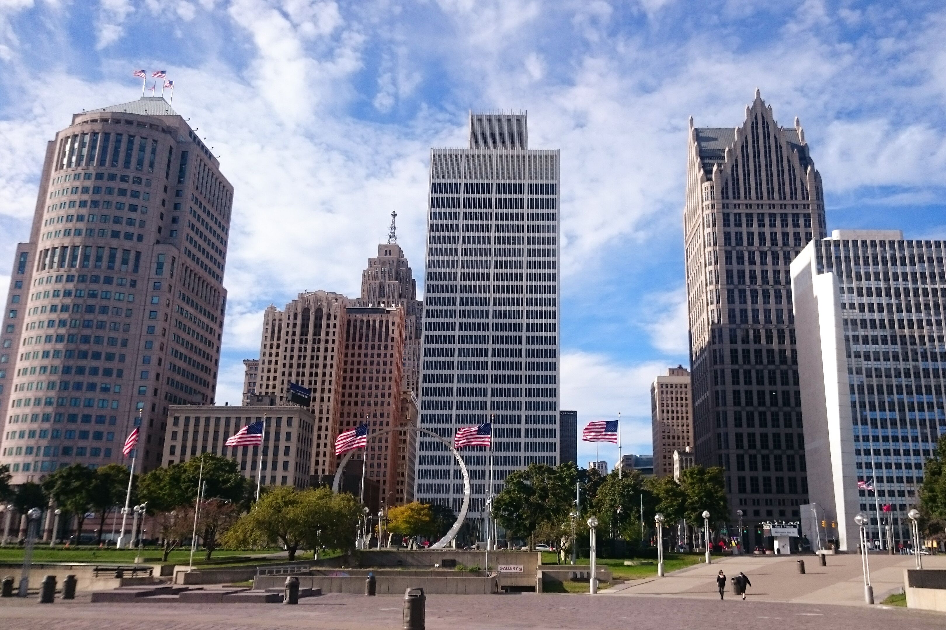 Der urbane Hart Plaza am Ufer des Detroit River