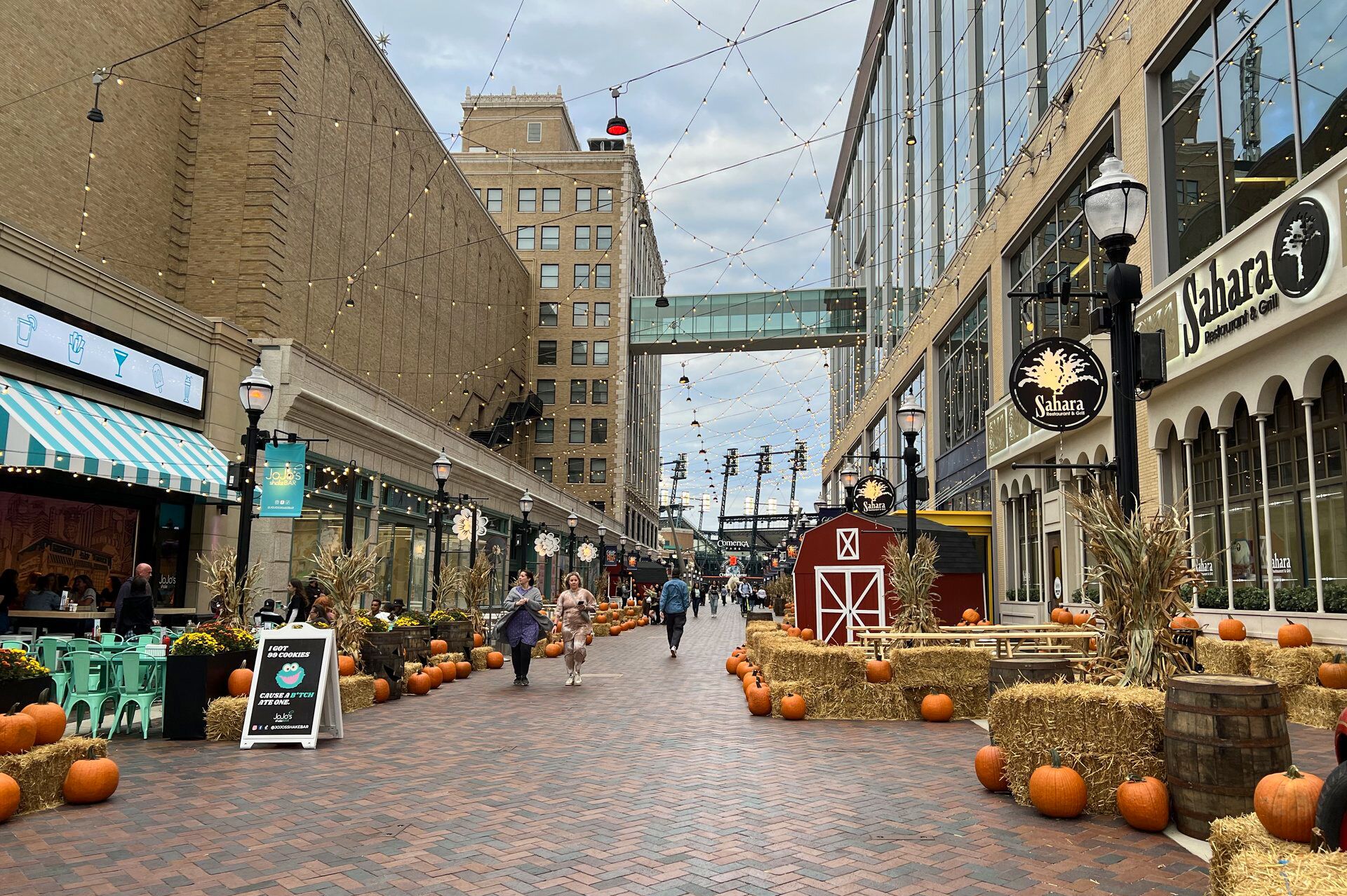 Romantischer Einblick in die kleinen Gassen Detroits in Michigan in der Herbstzeit