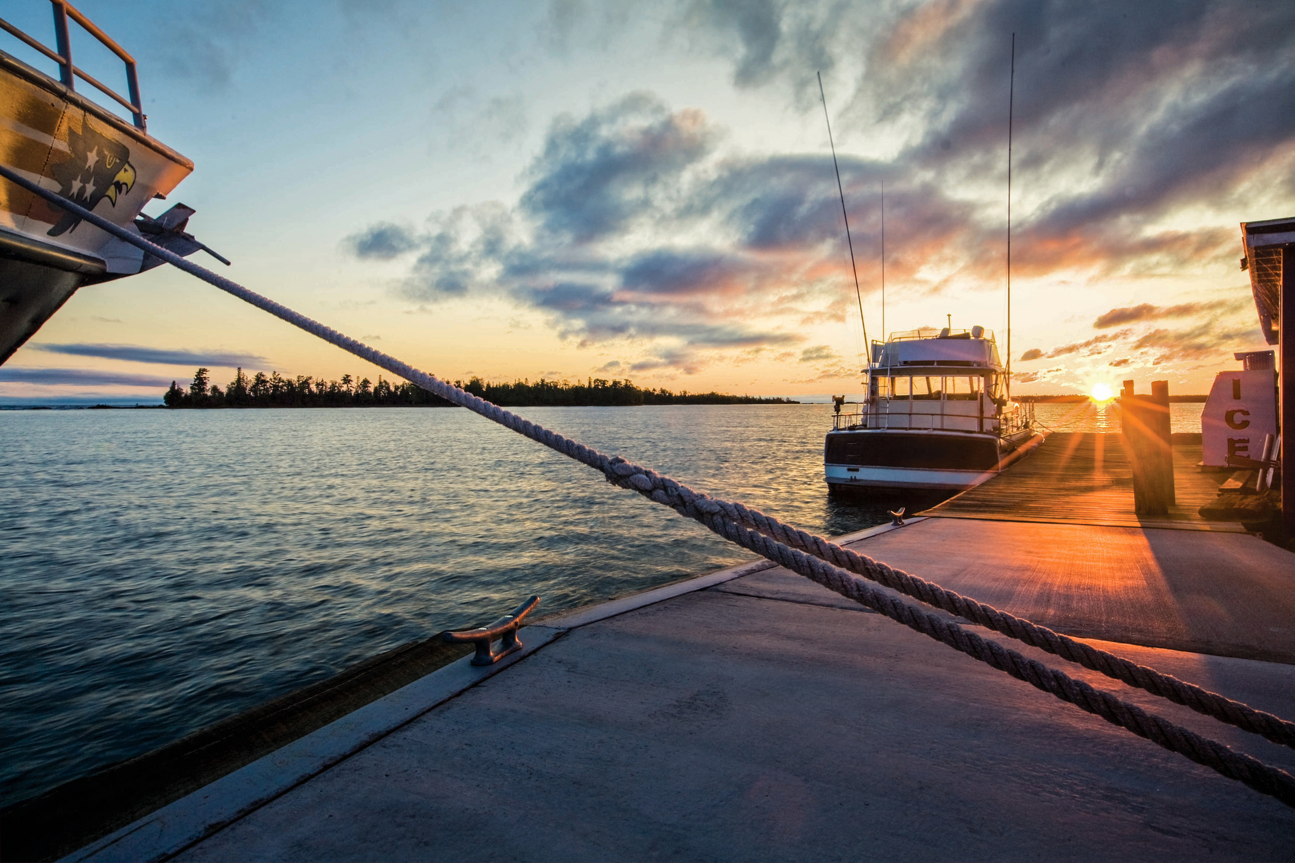 Ein kleiner Hafen im Isle-Royale-Nationalpark in Michigan bei Sonneuntergang