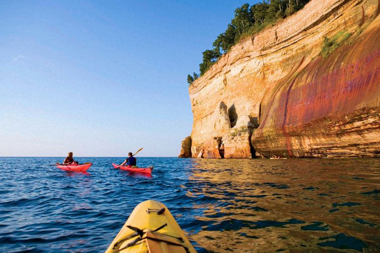Kayakfahrer auf dem Lake Superior vor den Pictured Rocks, Michigan