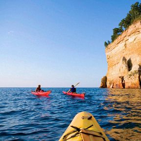 Kayakfahrer auf dem Lake Superior vor den Pictured Rocks, Michigan