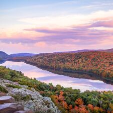 regionen/usa/great-lakes-staaten/michigan/lake-of-the-clouds-dawn.cr1998x1999-330x0