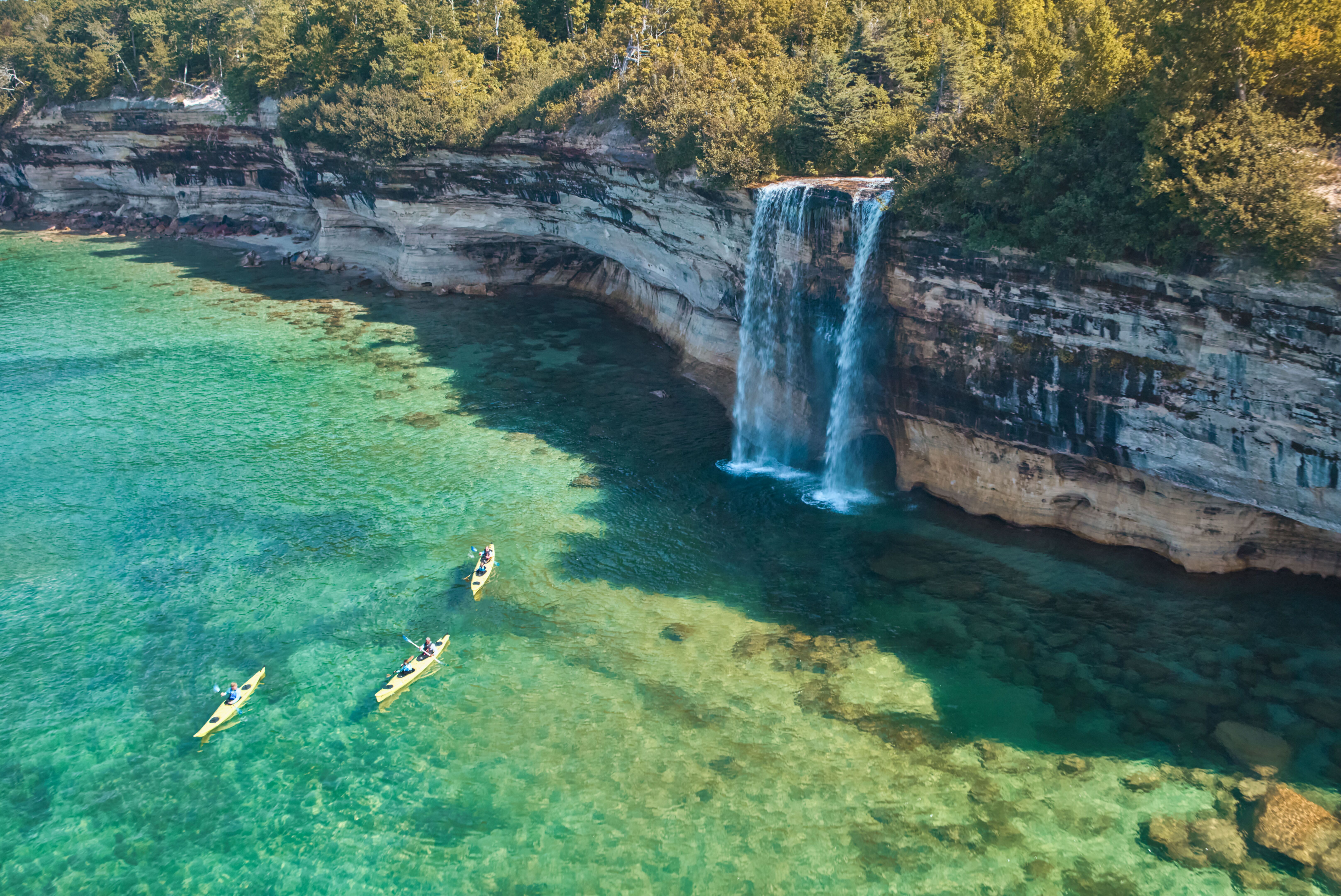 Lake Superior Waterfalls an den Pictured Rocks in Michigan