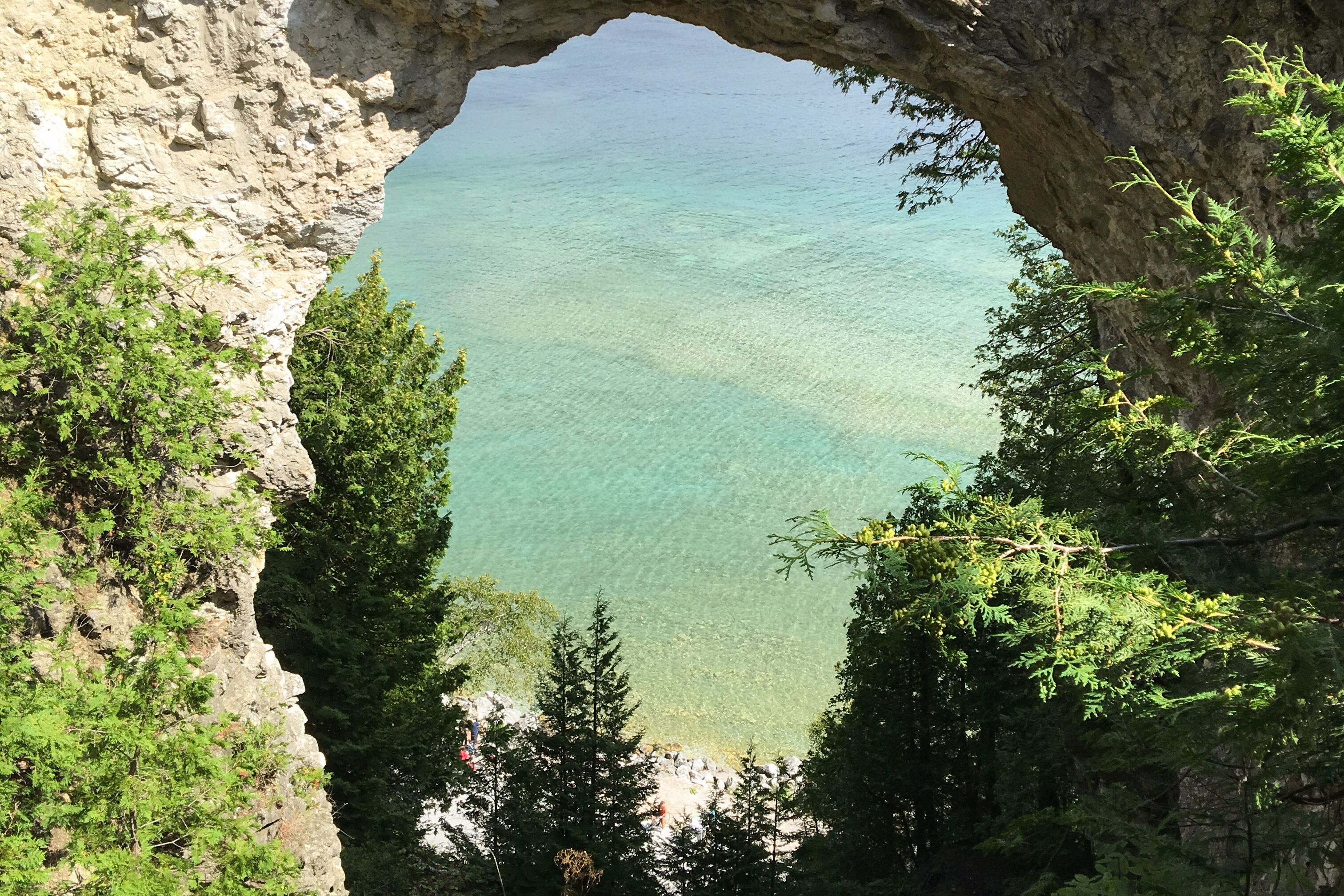 Der Blick durch den Arch Rock auf den Lake Huron