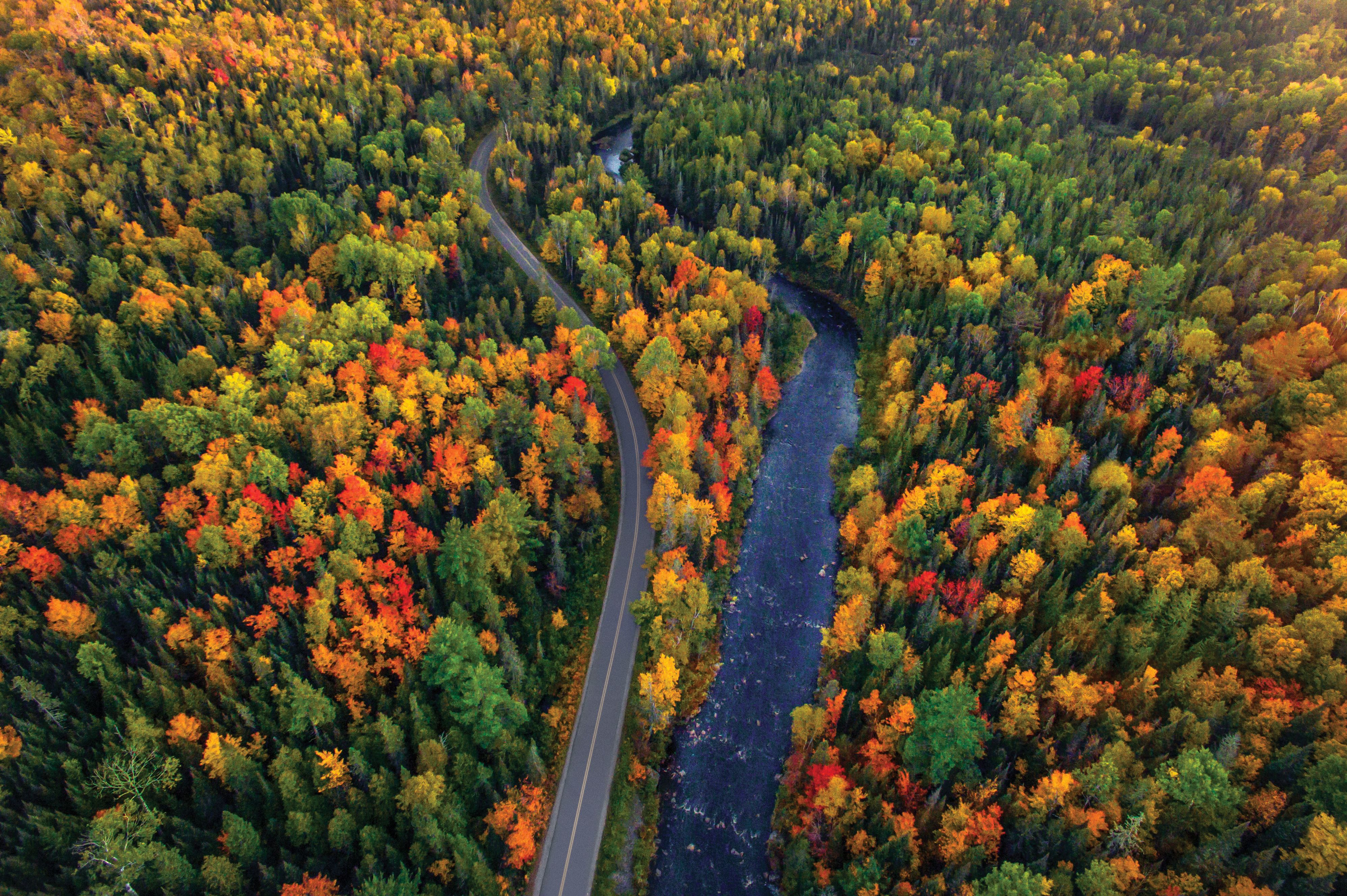 Die Michigamme Highlands während des Indian Summers im US-Bundesstaat Michigan