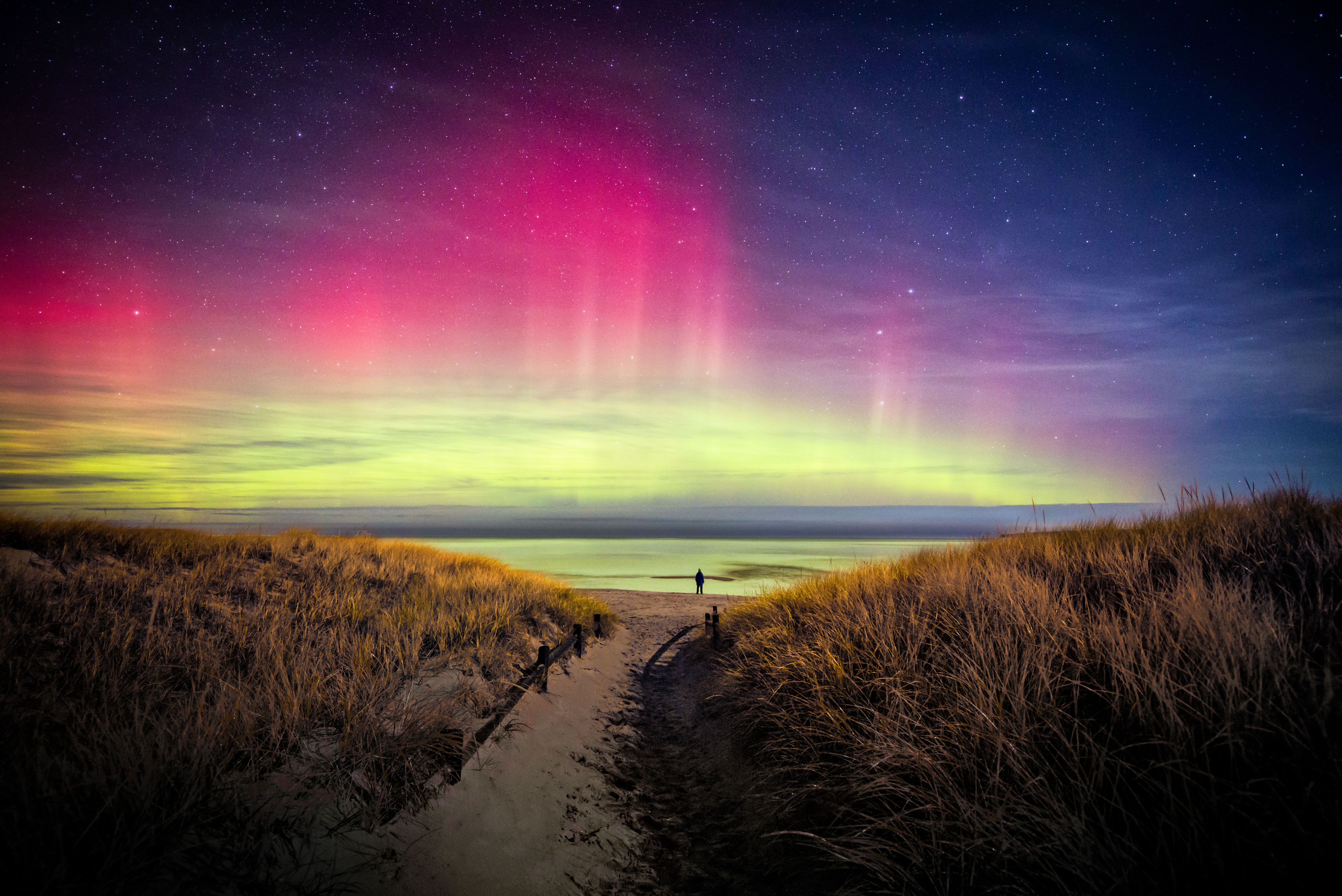 Atemberaubende Nordlichter im Sommer in Au Train in Michigan