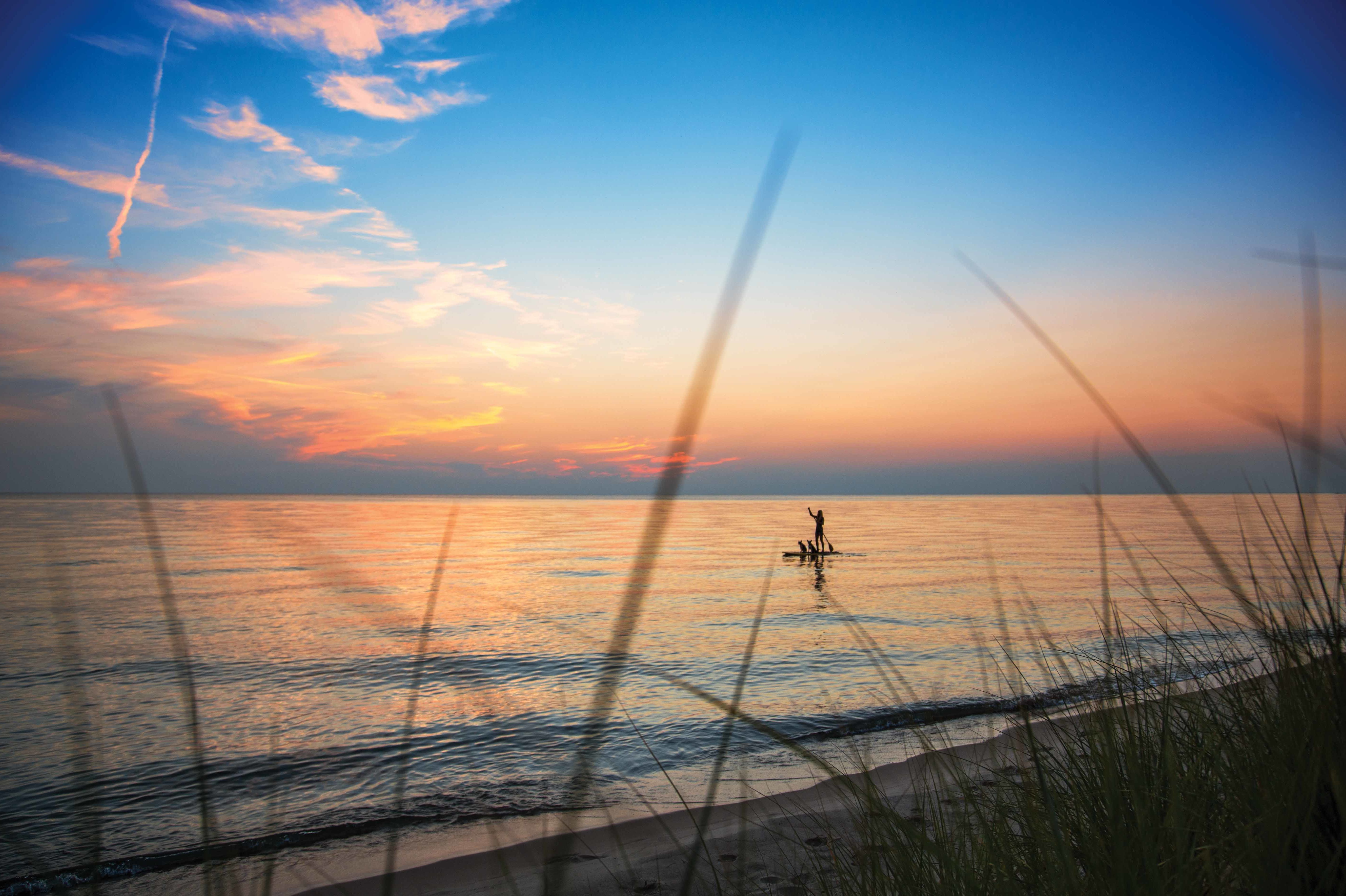 Stand Up Paddling in der Abendsonne auf dem Lake Michigan