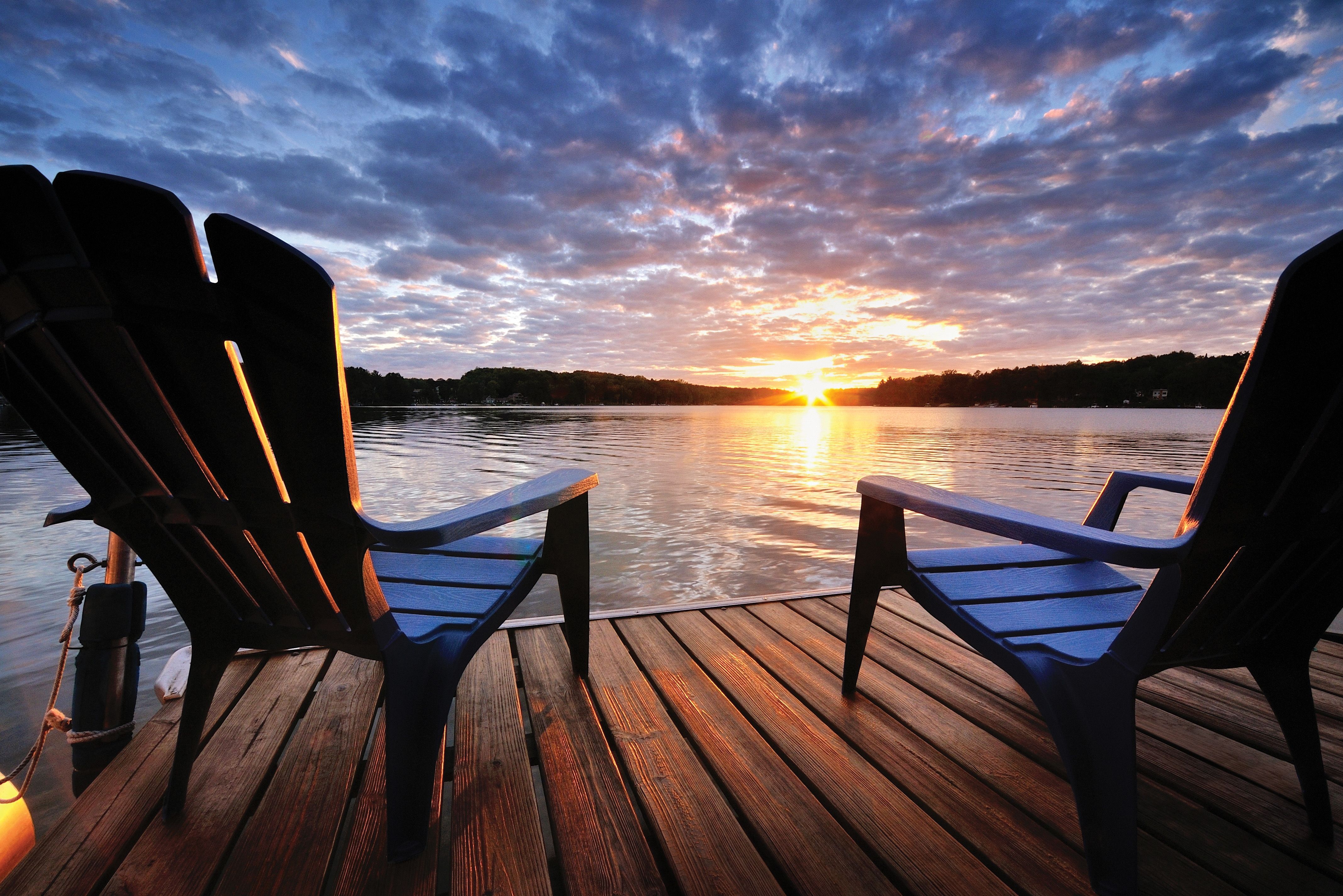 Den Sonnenuntergang am Vaughn Lake in Michigan beobachten