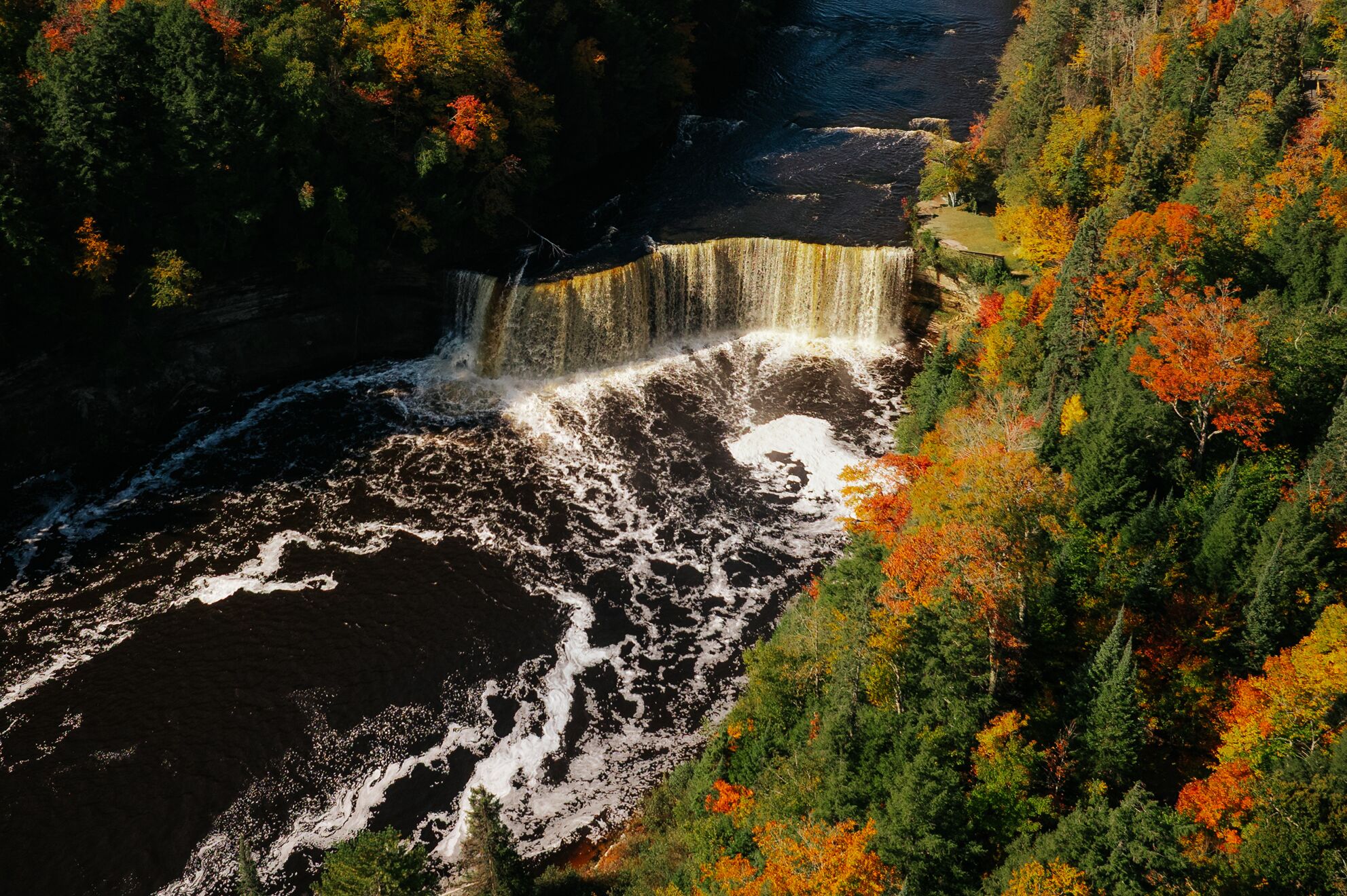Wasserfall im herbstlichen Tahquamenon Falls State Park