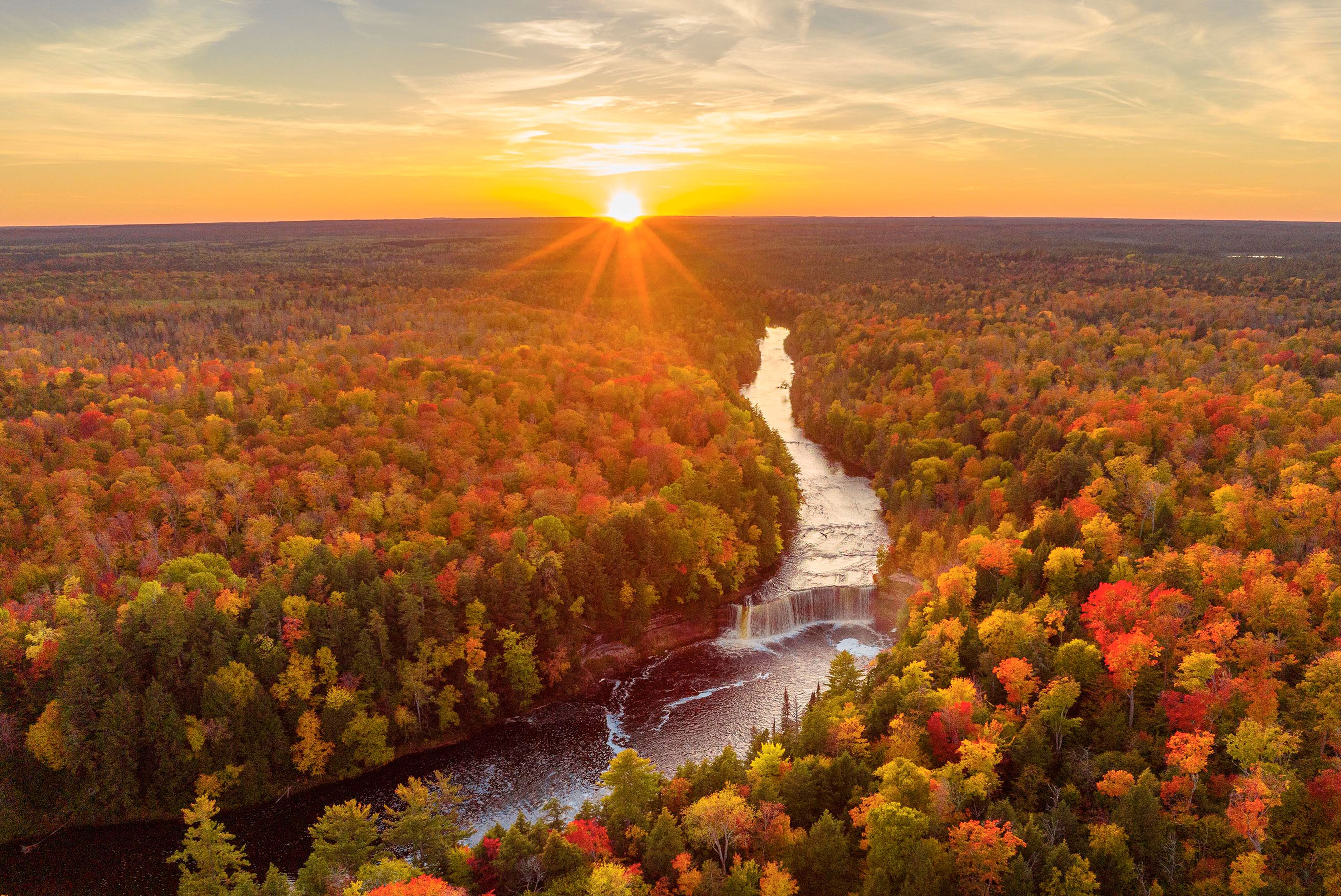 Tahquamenon Falls in warme Farben getaucht