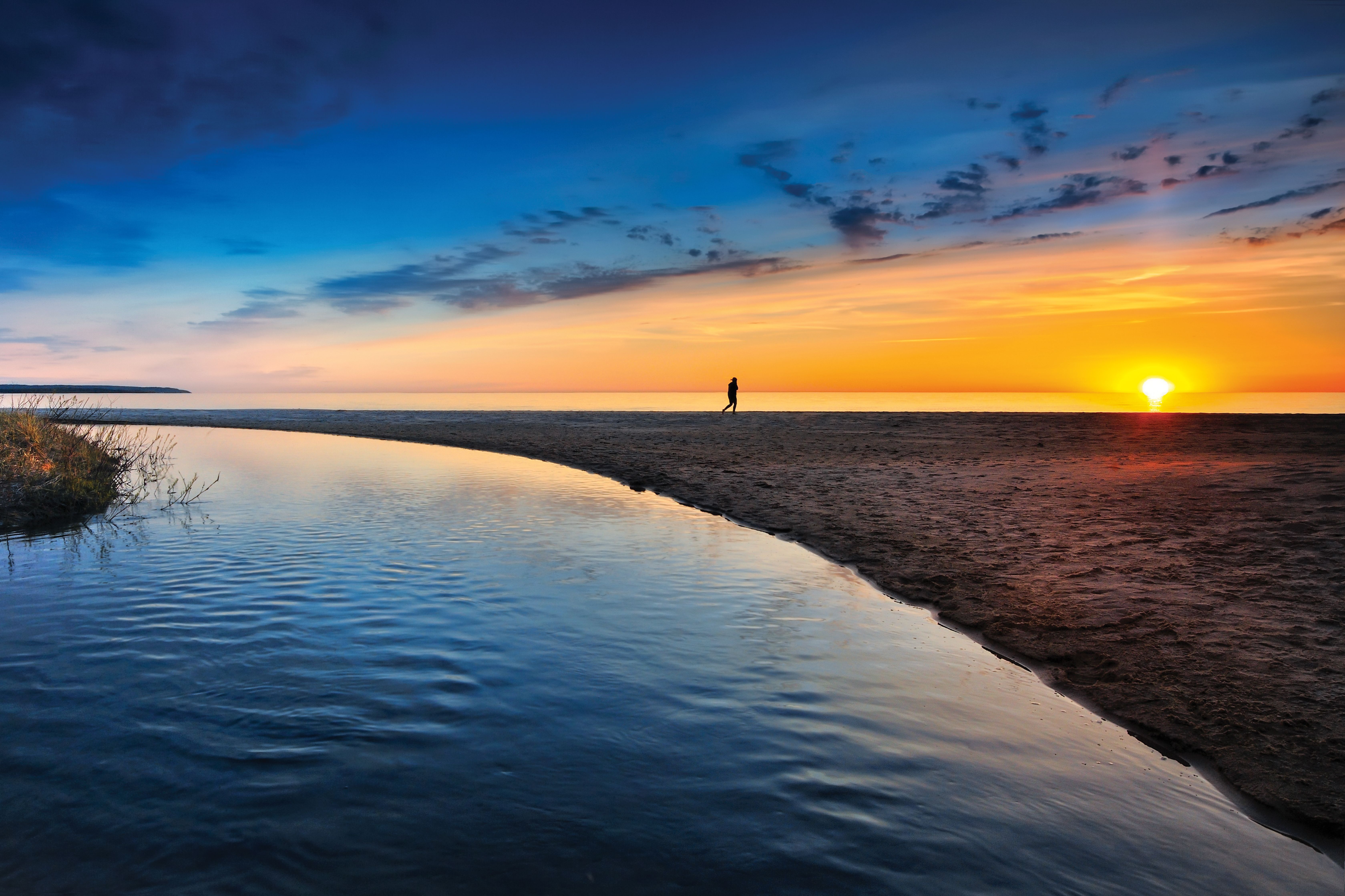 Strandspaziergang bei Sonneuntergang am Esch Beach im US-Bundesstaat Michigan