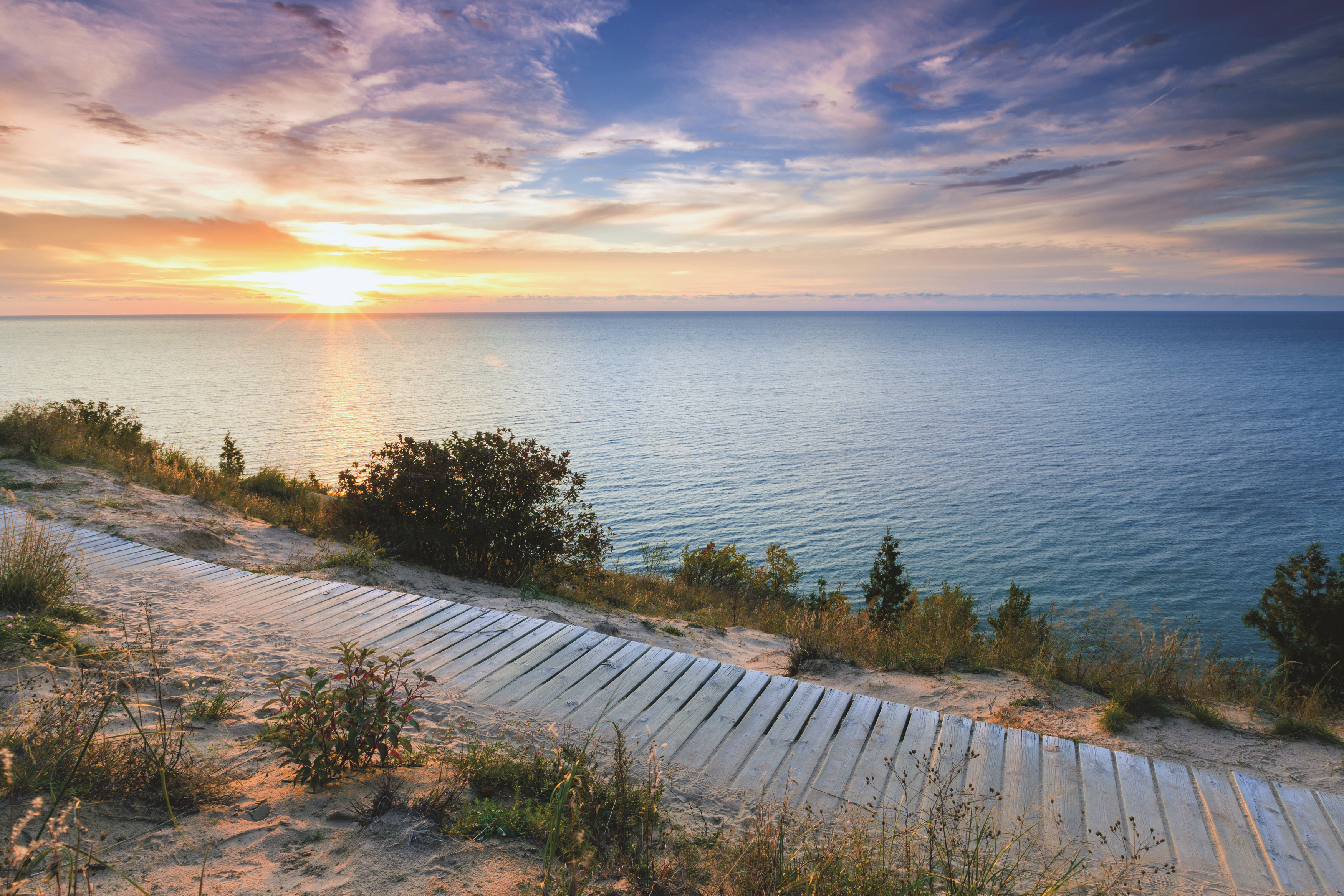 Farbenprächtiger Sonnenuntergang am Empire Bluff Trail, Lake Michigan