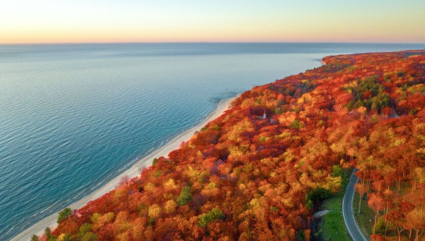 Straße Tunnel of Trees von Harbor Springs bis Cross Village in Michigan Straße Tunnel of Trees von Harbor Springs bis Cross Village in Michigan