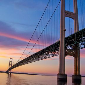 Die Mackinac Bridge in Michigan in der AbendrÃ¶te