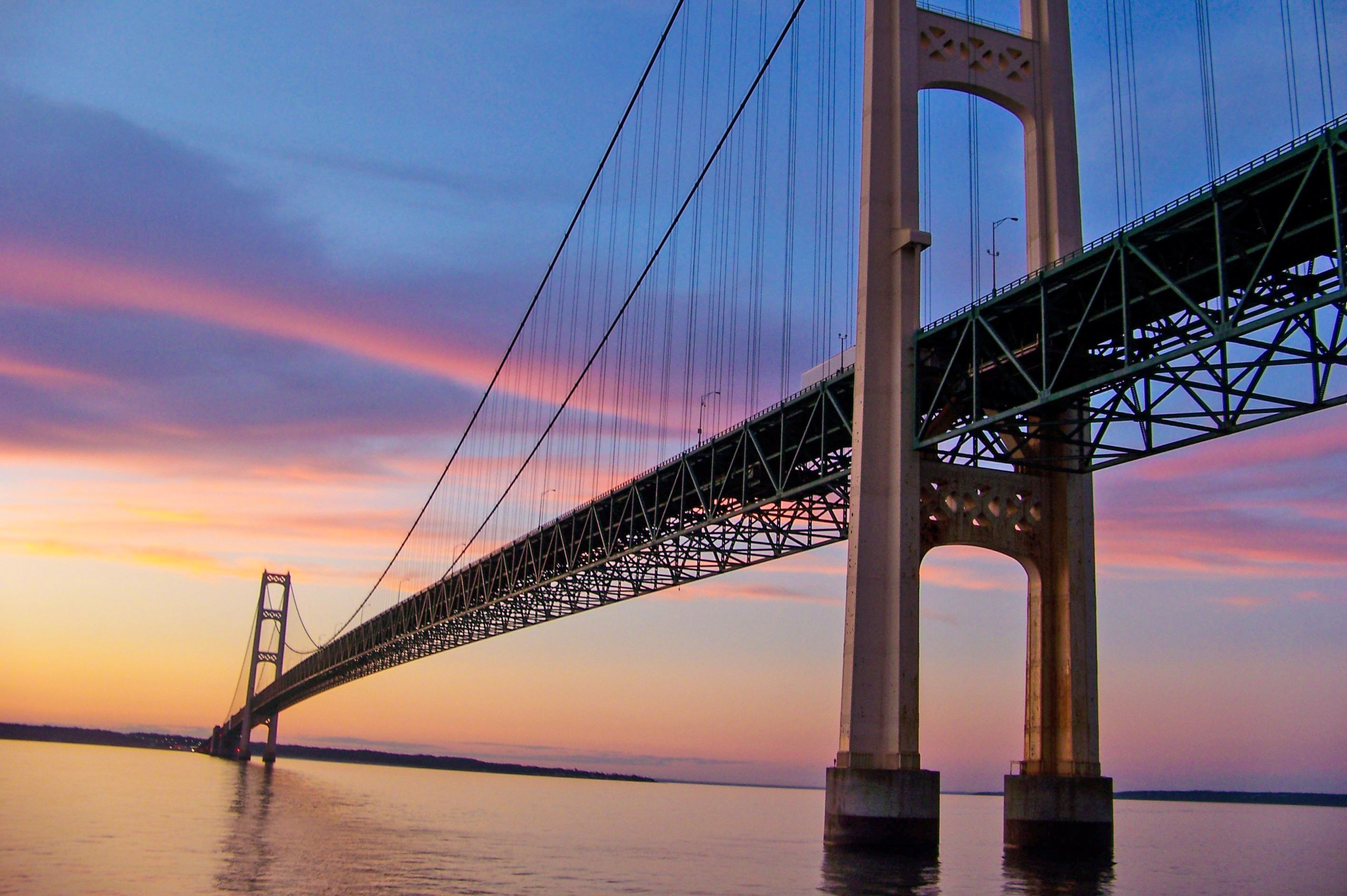 Die Mackinac Bridge in Michigan in der AbendrÃ¶te