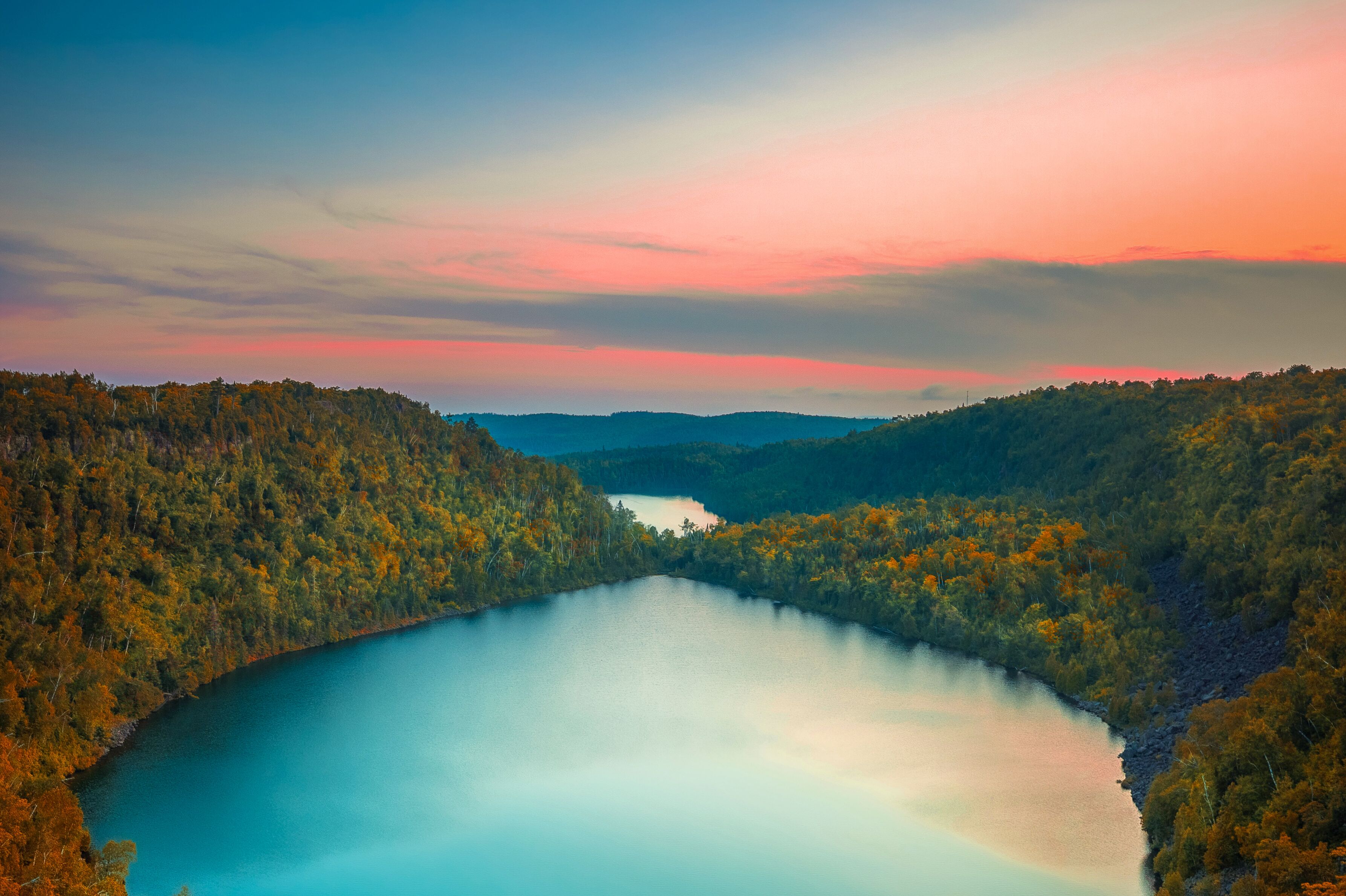 Romantischer Bean and Bear Lake in Minnesota unter Mondlicht