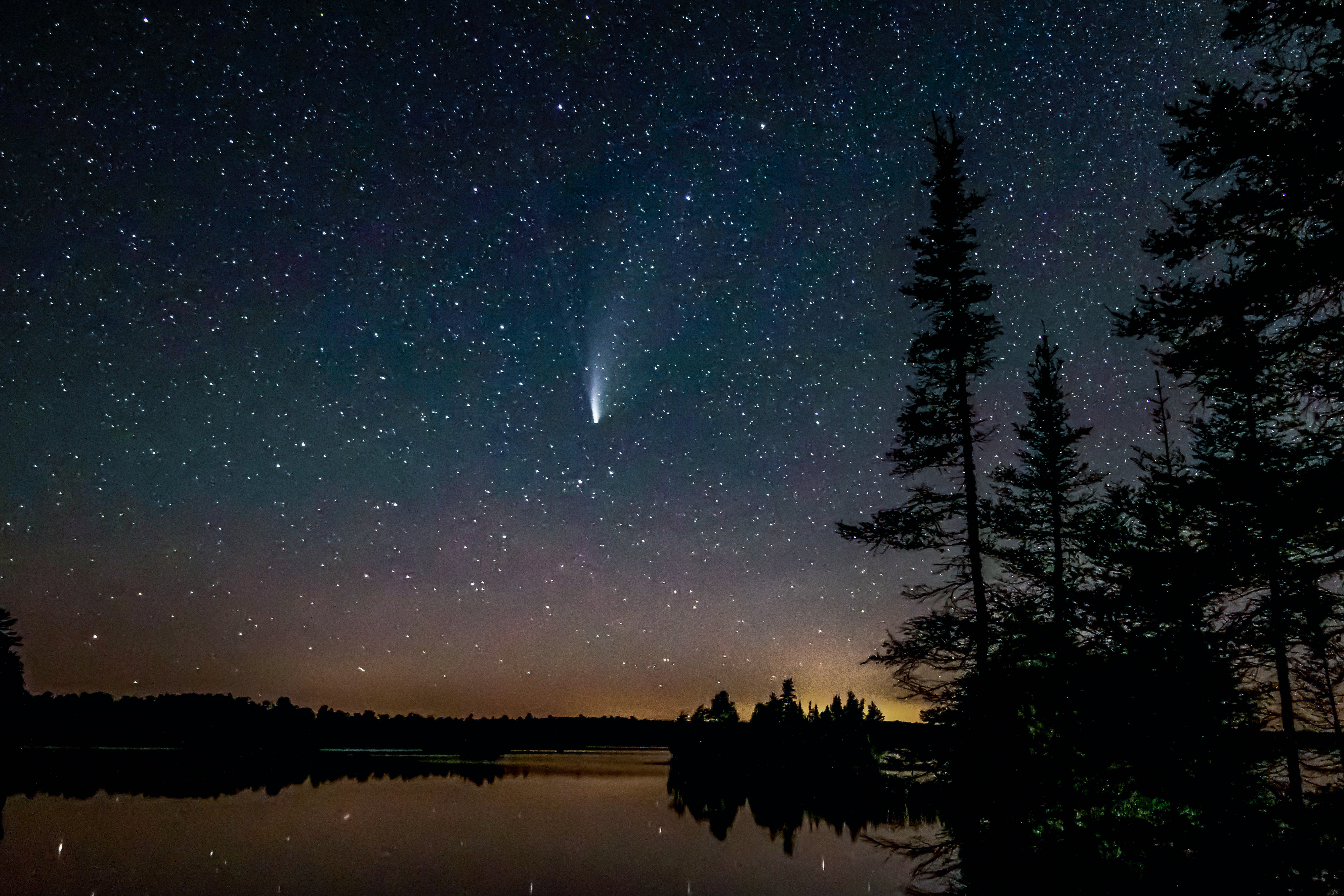 In Duluth von Minnesota am Caribou Lake den atemberaubenden Kometen Neowise beobachten