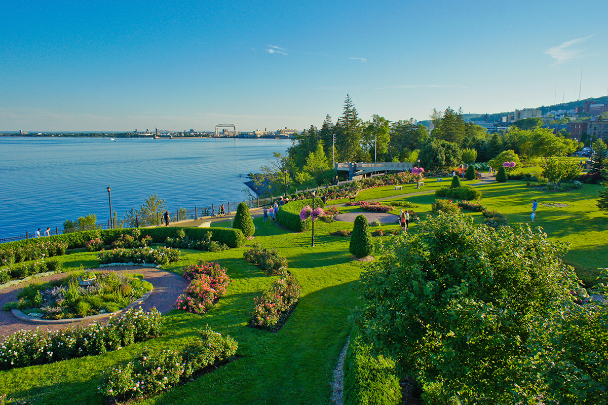 Der Rosengarten im sommerlichen Duluth in Minnesota