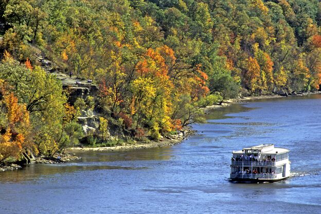 Tour auf dem Mississippi River in der Metro Area im Herbst, Minnesota